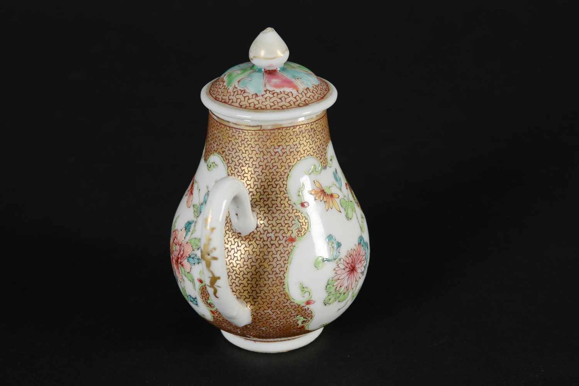 A famille rose and gilded porcelain milk jug, decorated with flowers. Unmarked. China, Yongzheng. - Bild 6 aus 8