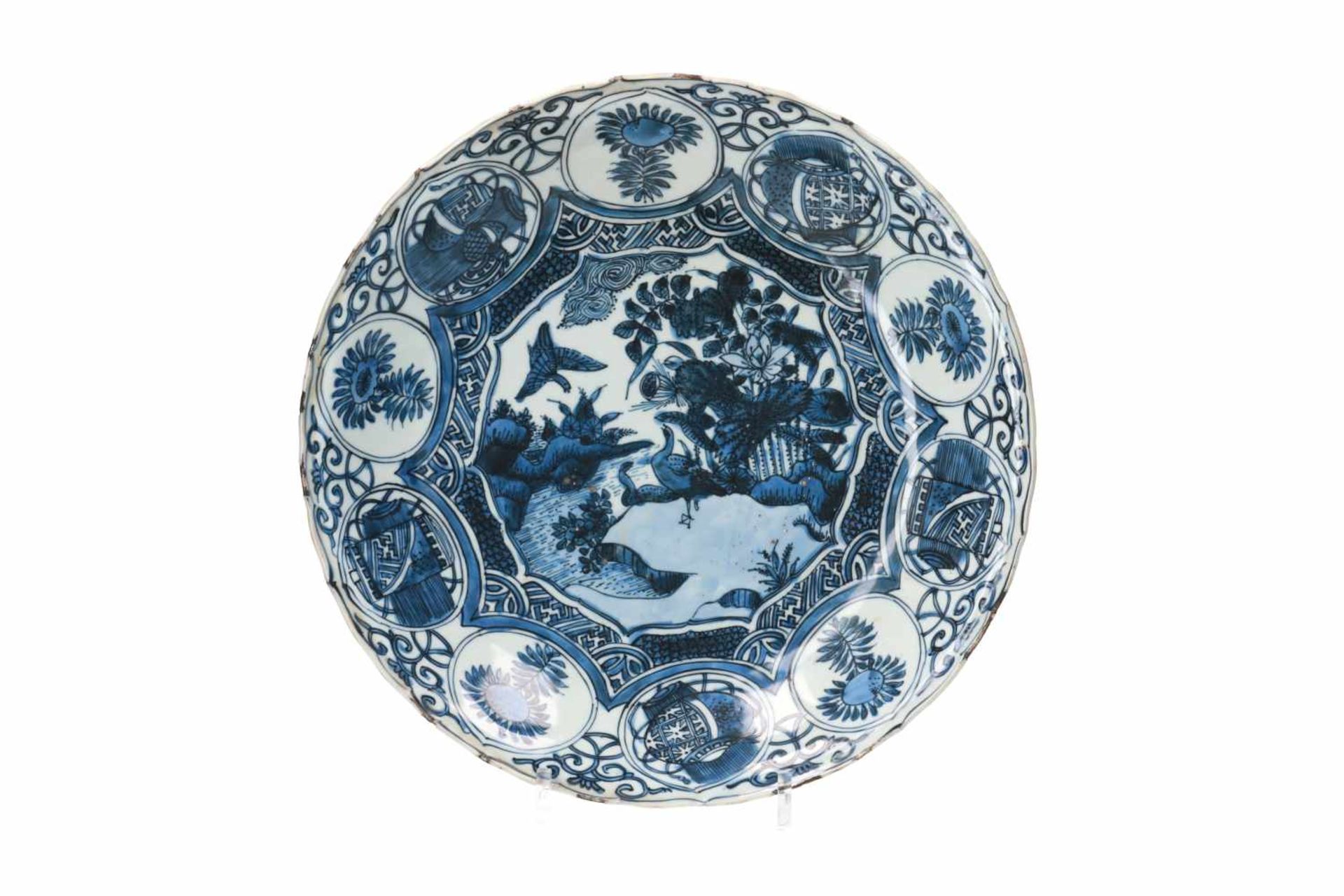 A blue and white 'kraak' porcelain deep charger, decorated with birds, flowers, fruits and - Bild 3 aus 5