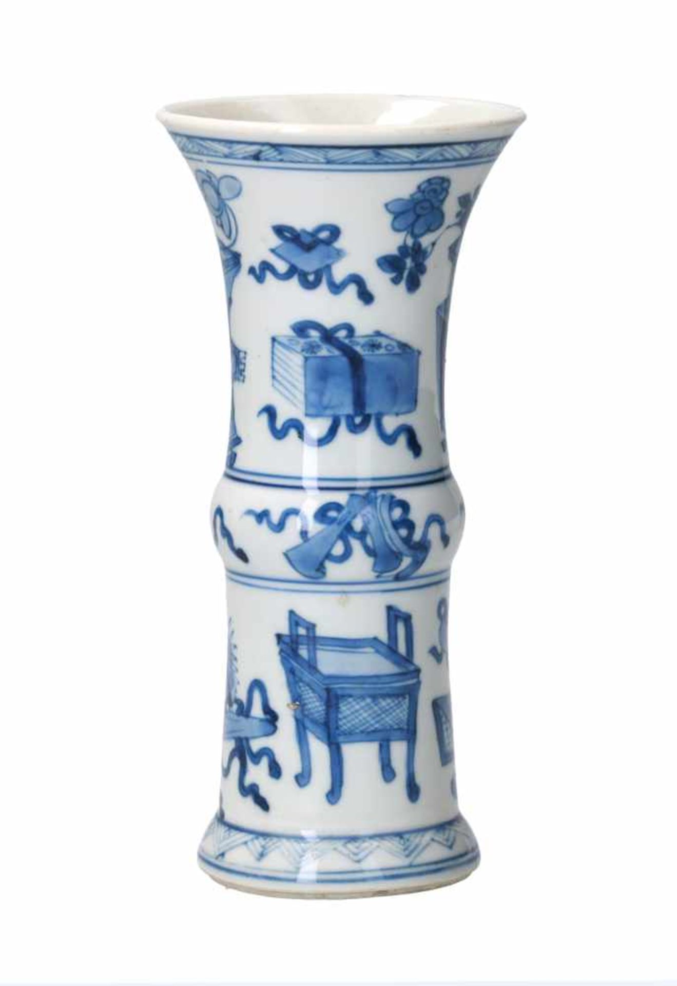 A blue and white porcelain vase, decorated with antiquities and flower vases. Unmarked. China, - Bild 3 aus 6