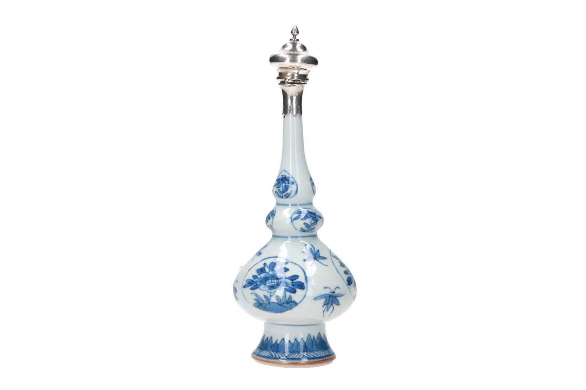 A blue and white porcelain sprinkler vase with silver mounting, decorated with flowers and - Bild 4 aus 7