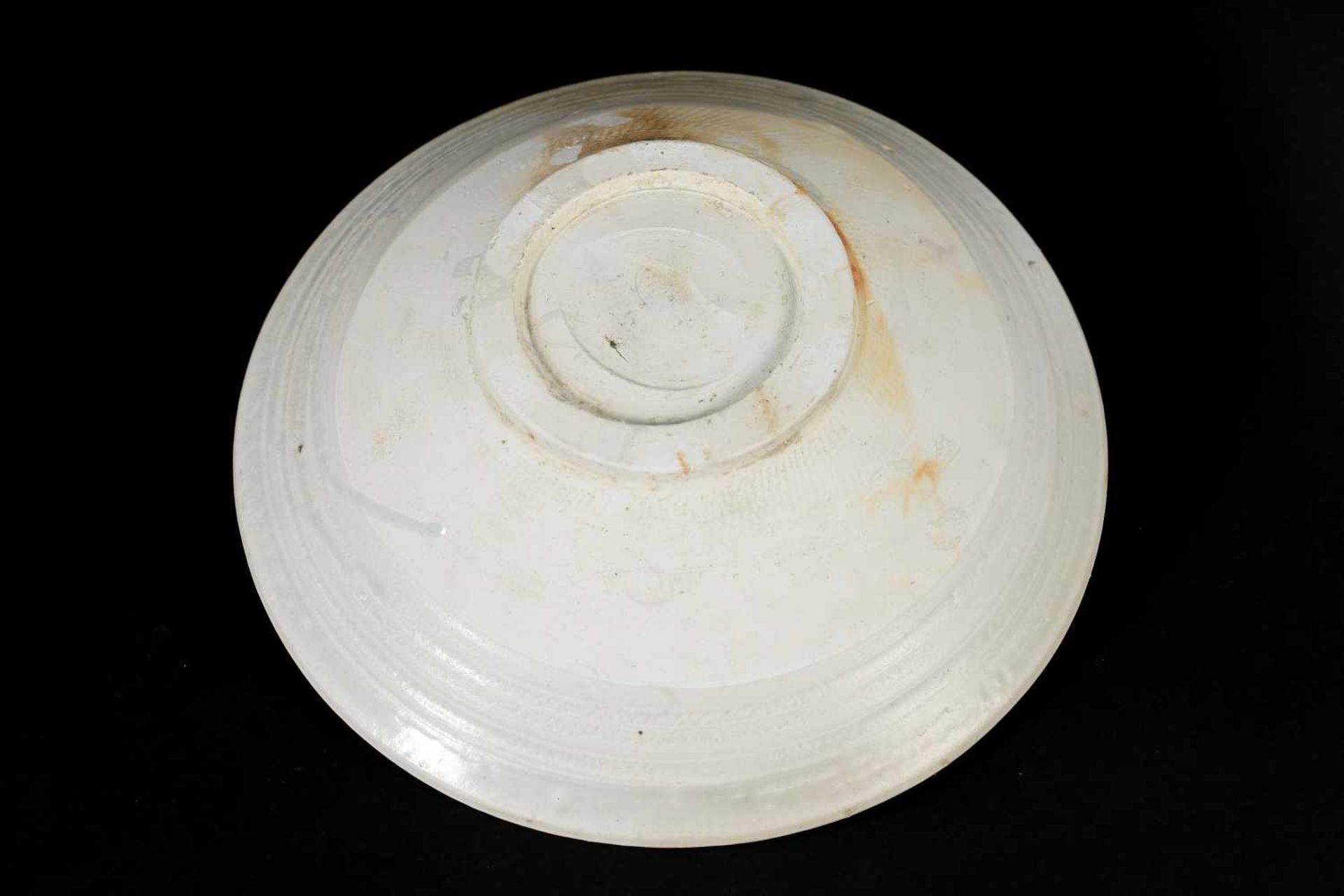 Lot of three porcelain deep dishes with oven marks in the center. China, Northern Song. - Bild 8 aus 11