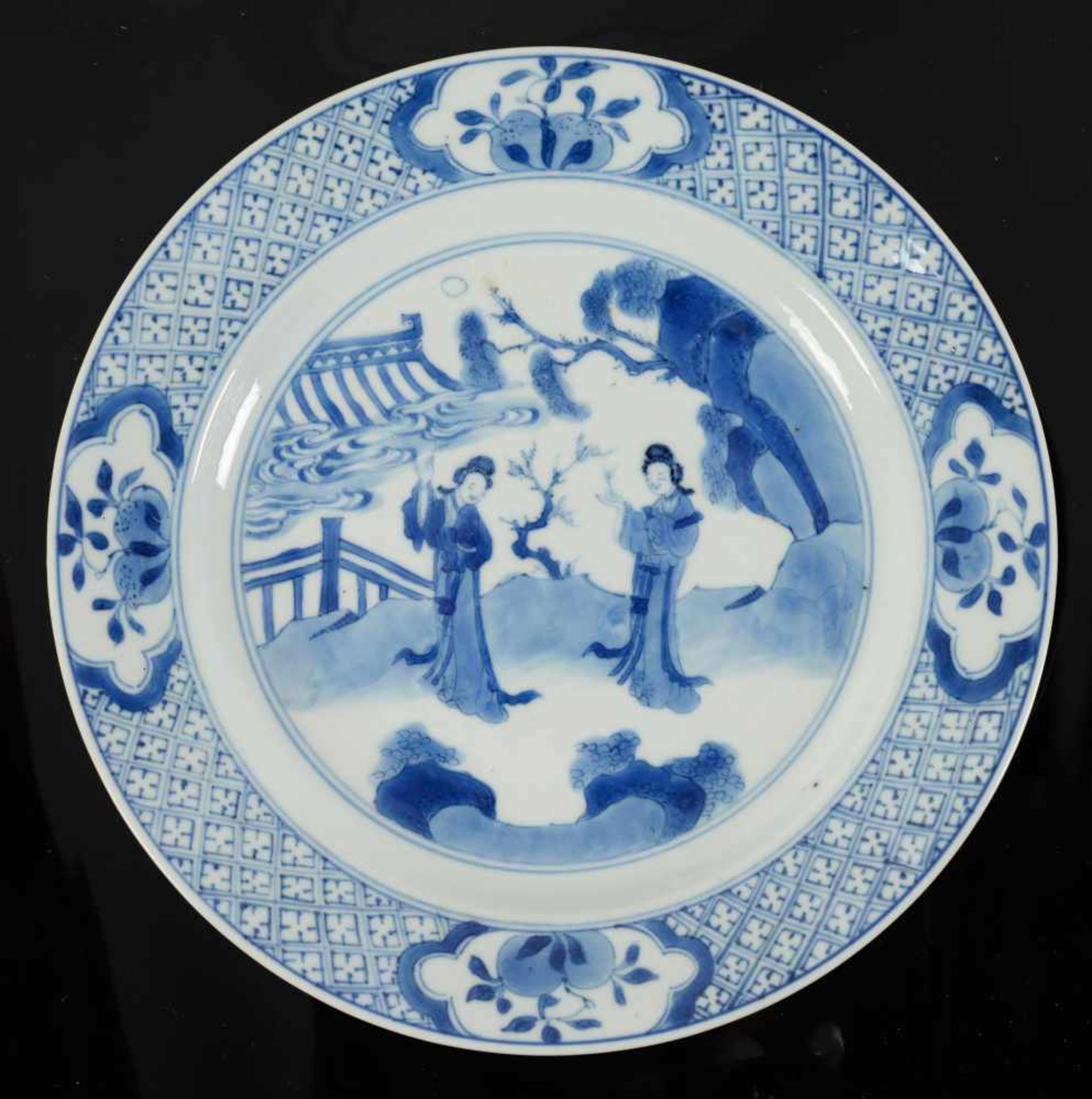 Lot of five blue and white porcelain dishes, decorated with long Elizas in a garden. Marked. - Bild 8 aus 11