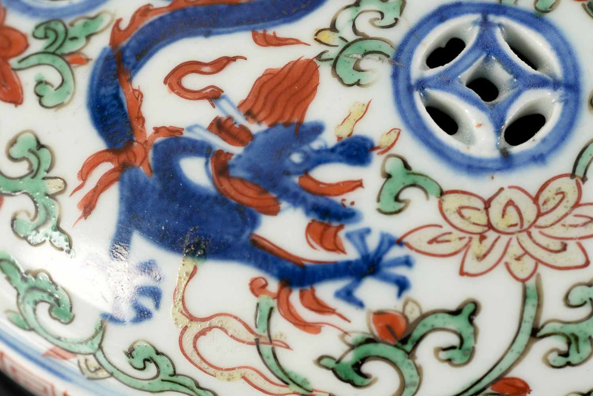 A Wucai porcelain lidded bowl, decorated with dragons and flowers. The bowl with nine - Bild 6 aus 26