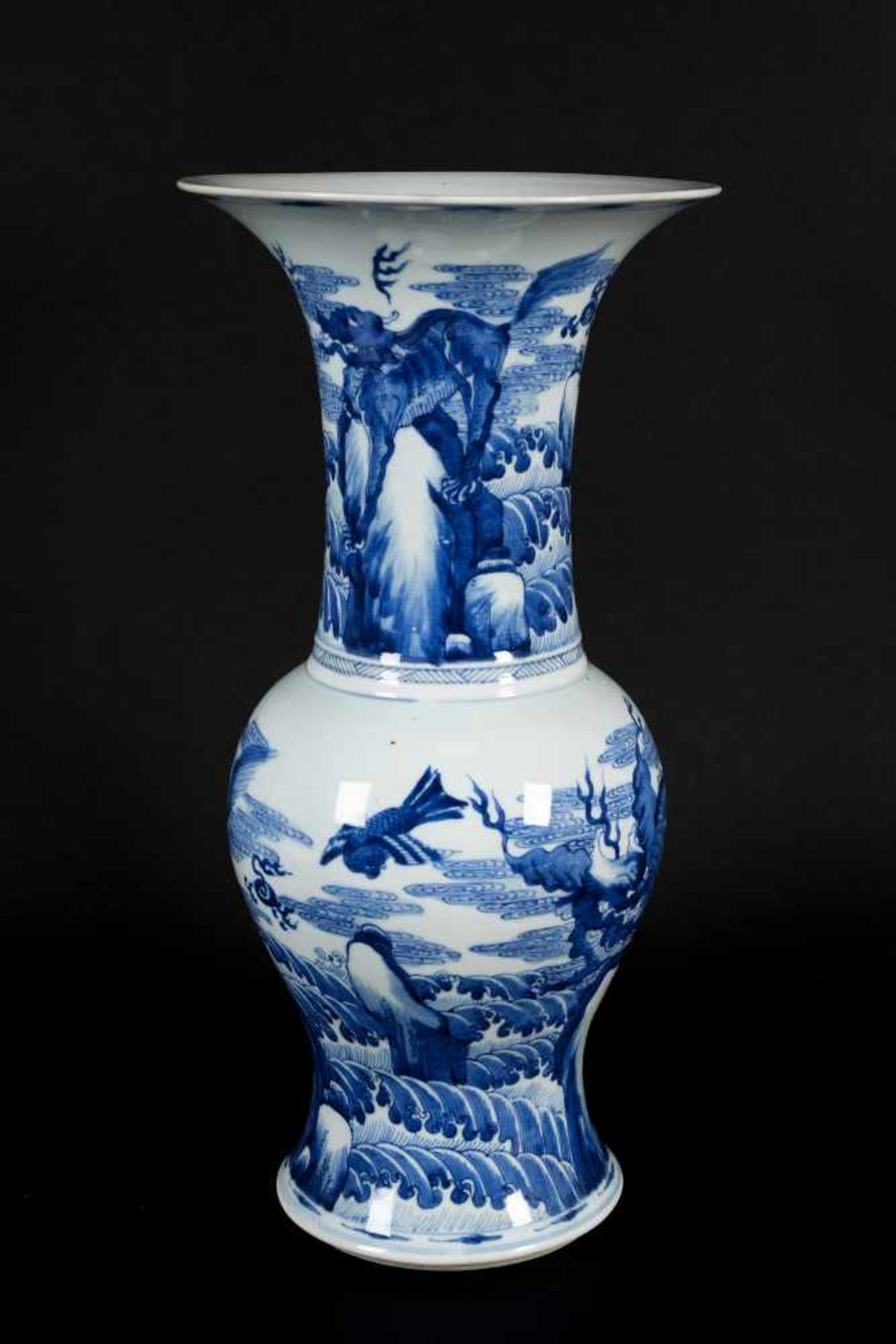 A blue and white porcelain yen yen vase, decorated with kylins and birds in an ocean landscape - Bild 6 aus 9