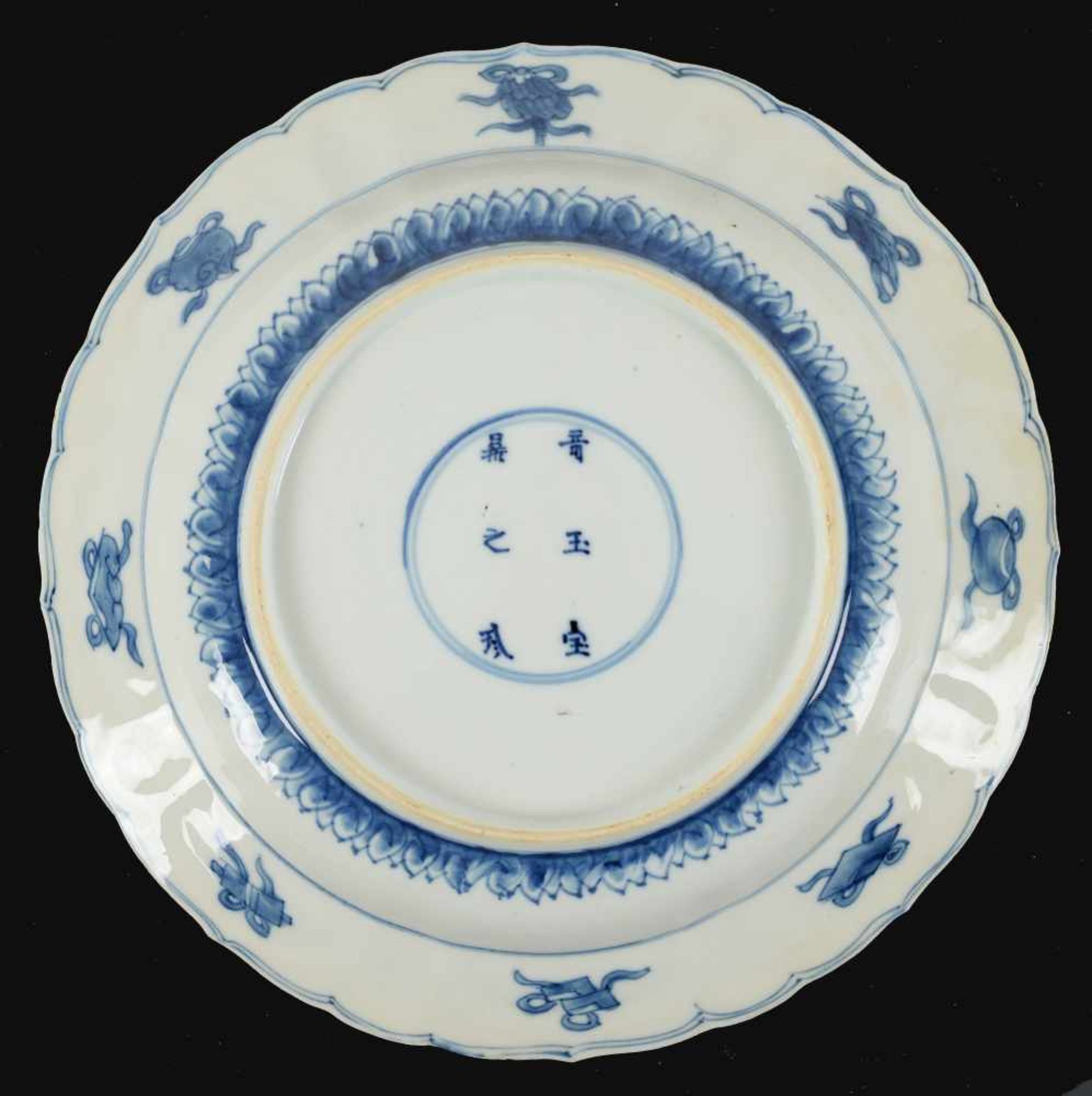 A set of three blue and white porcelain dishes, decorated with flowers. Marked with 6-character mark - Bild 5 aus 9