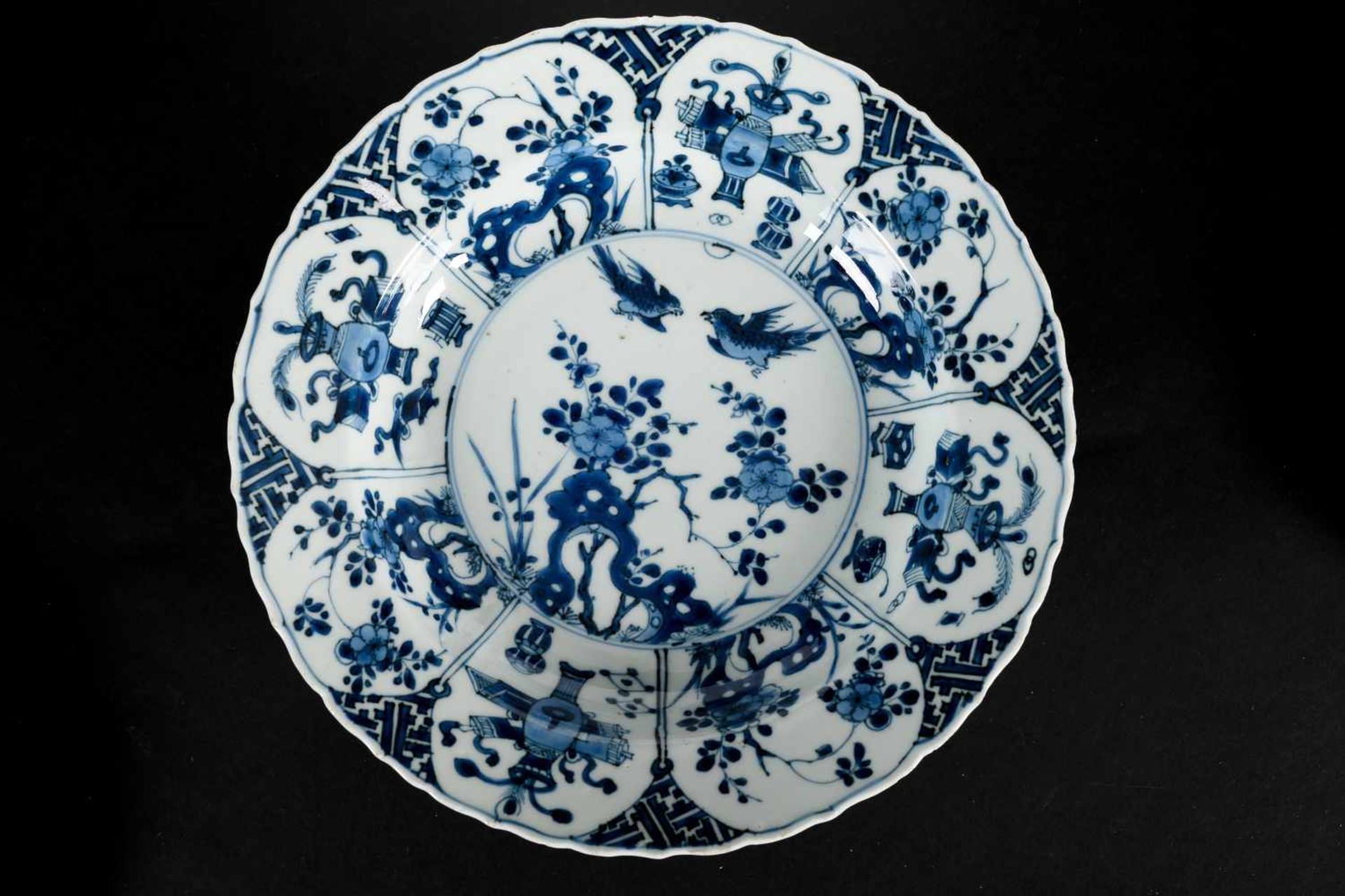 Lot of seven blue and white porcelain dishes with diverse decorations. All marked. China, Kangxi. - Bild 10 aus 12