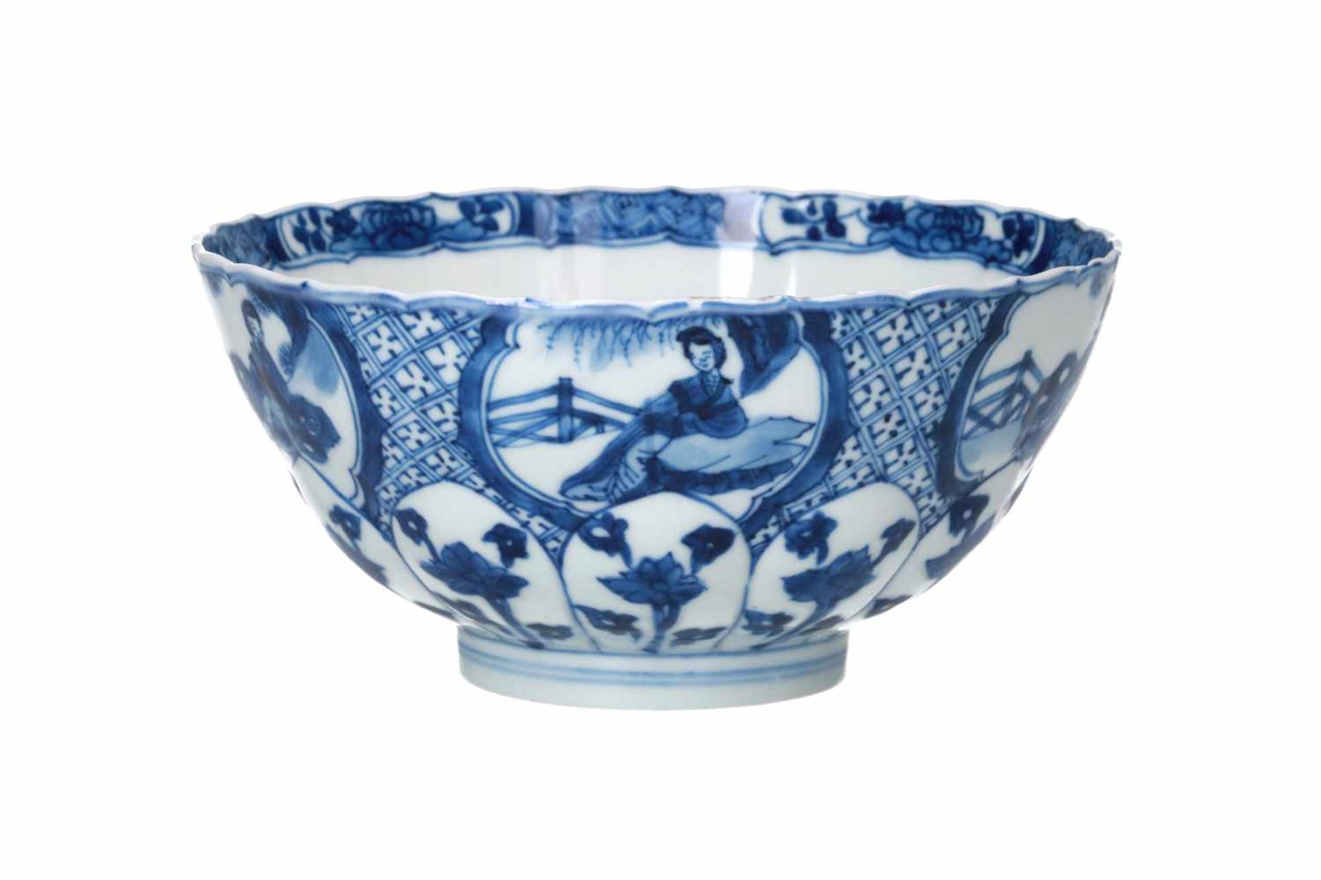 A lobed blue and white porcelain bowl, decorated with with long Elizas, flowers and little boys. - Bild 2 aus 9