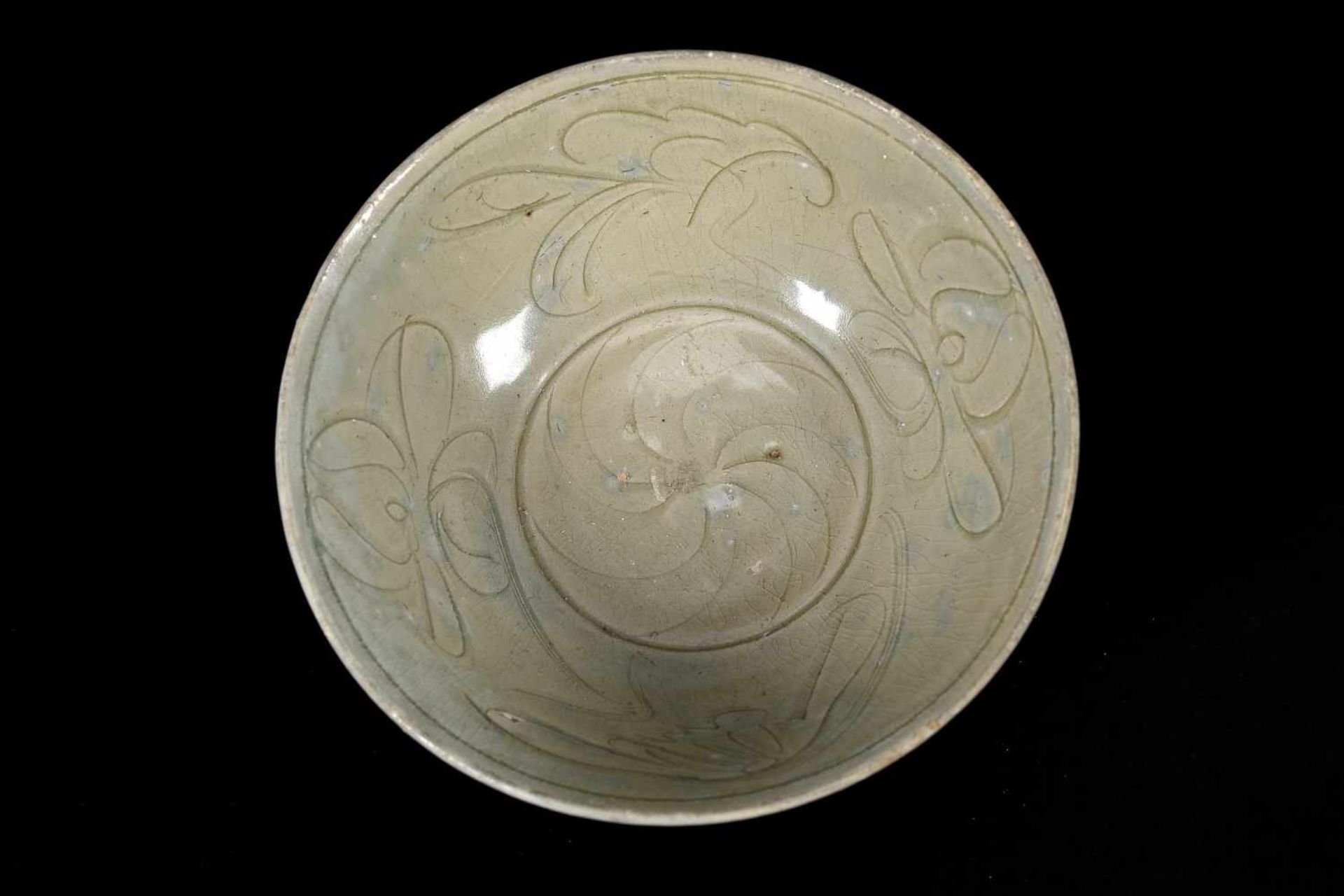 Lot of three celadon glazed bowls with abstract decor of clouds or flowers. Unmarked. China, Song. - Bild 7 aus 8