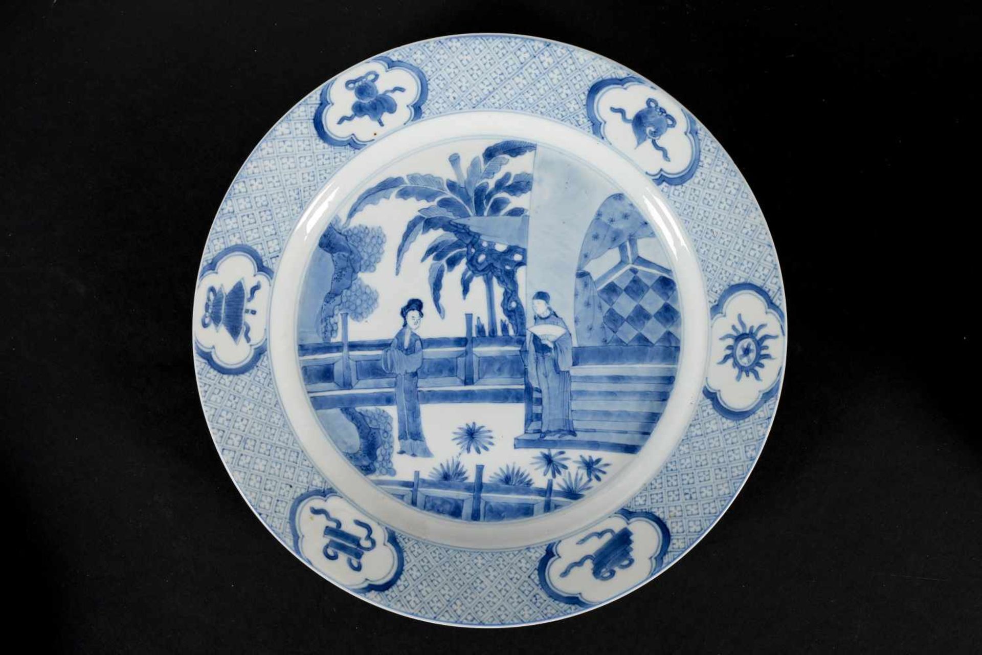 A pair of blue and white porcelain dishes, decorated with figures on a terrace and censers. Marked - Bild 6 aus 7