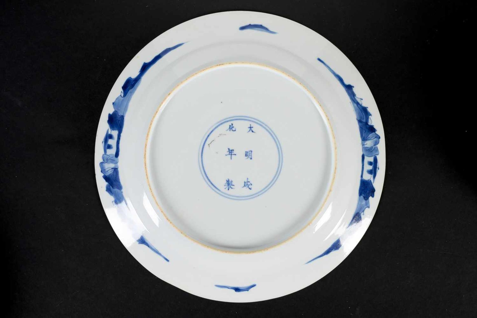 Two blue and white porcelain dishes, decorated with long Elizas in interior. Marked with 6-character - Bild 6 aus 8