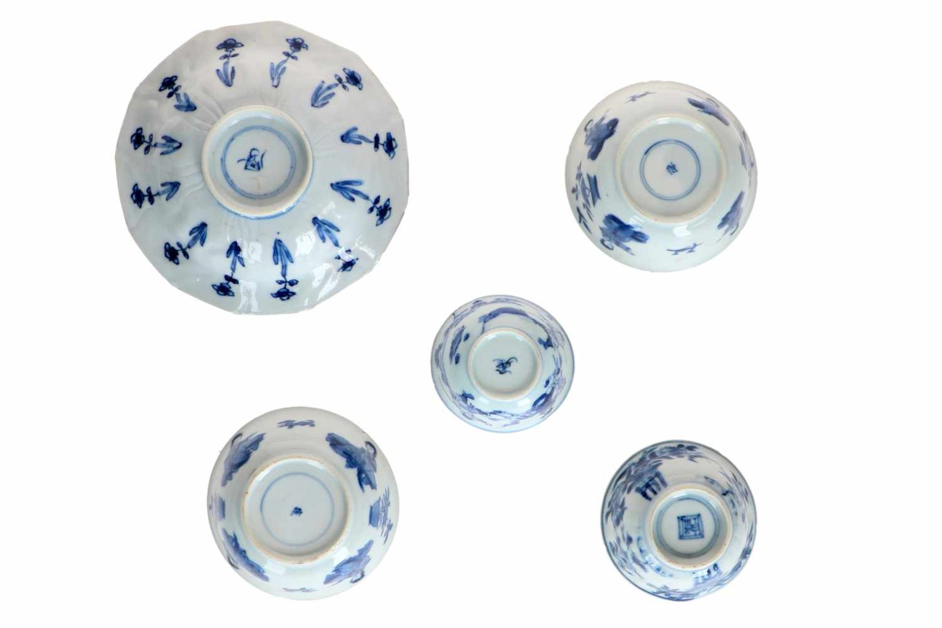 A lot of blue and white porcelain objects, including 1) a pair of cups, decorated with sitting - Bild 4 aus 6