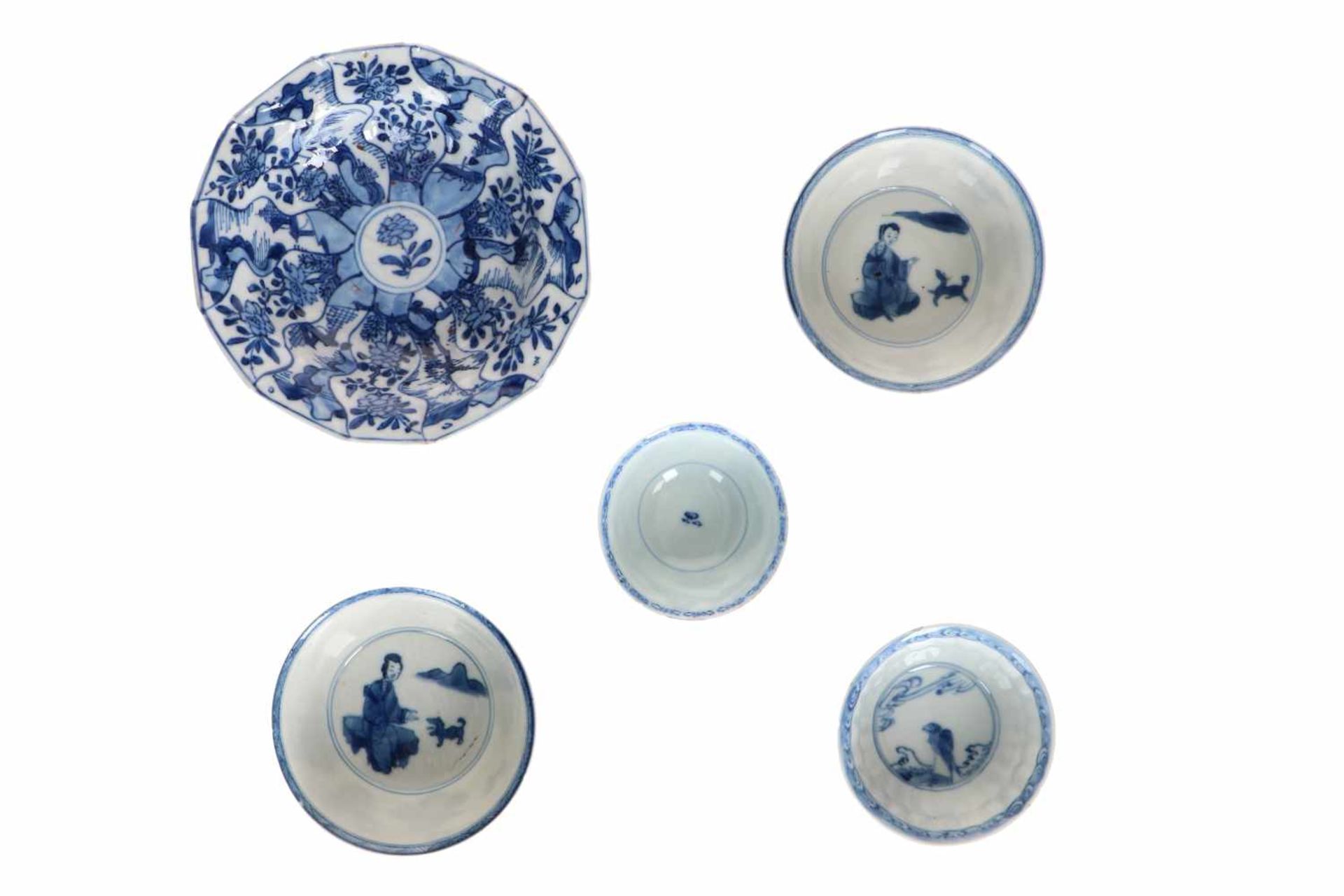 A lot of blue and white porcelain objects, including 1) a pair of cups, decorated with sitting - Bild 3 aus 6