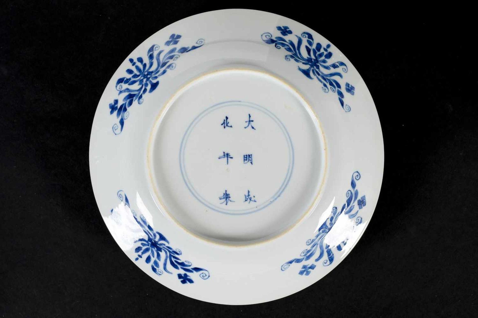 A set of three blue and white porcelain dishes, decorated with figures and a horse. Marked with 6- - Bild 8 aus 10