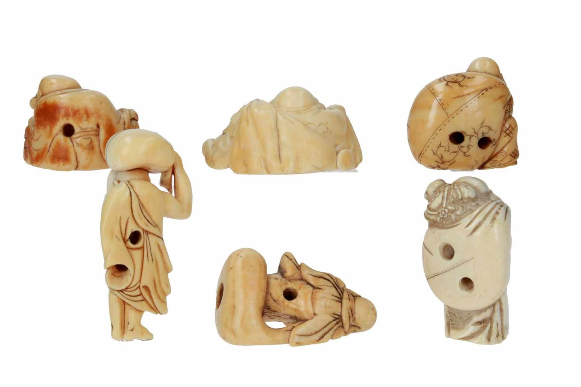 Lot of six netsuke, 1) ivory, standing Hotei carrying karako and bag. H. 5 cm. 2) ivory, sitting - Bild 2 aus 9