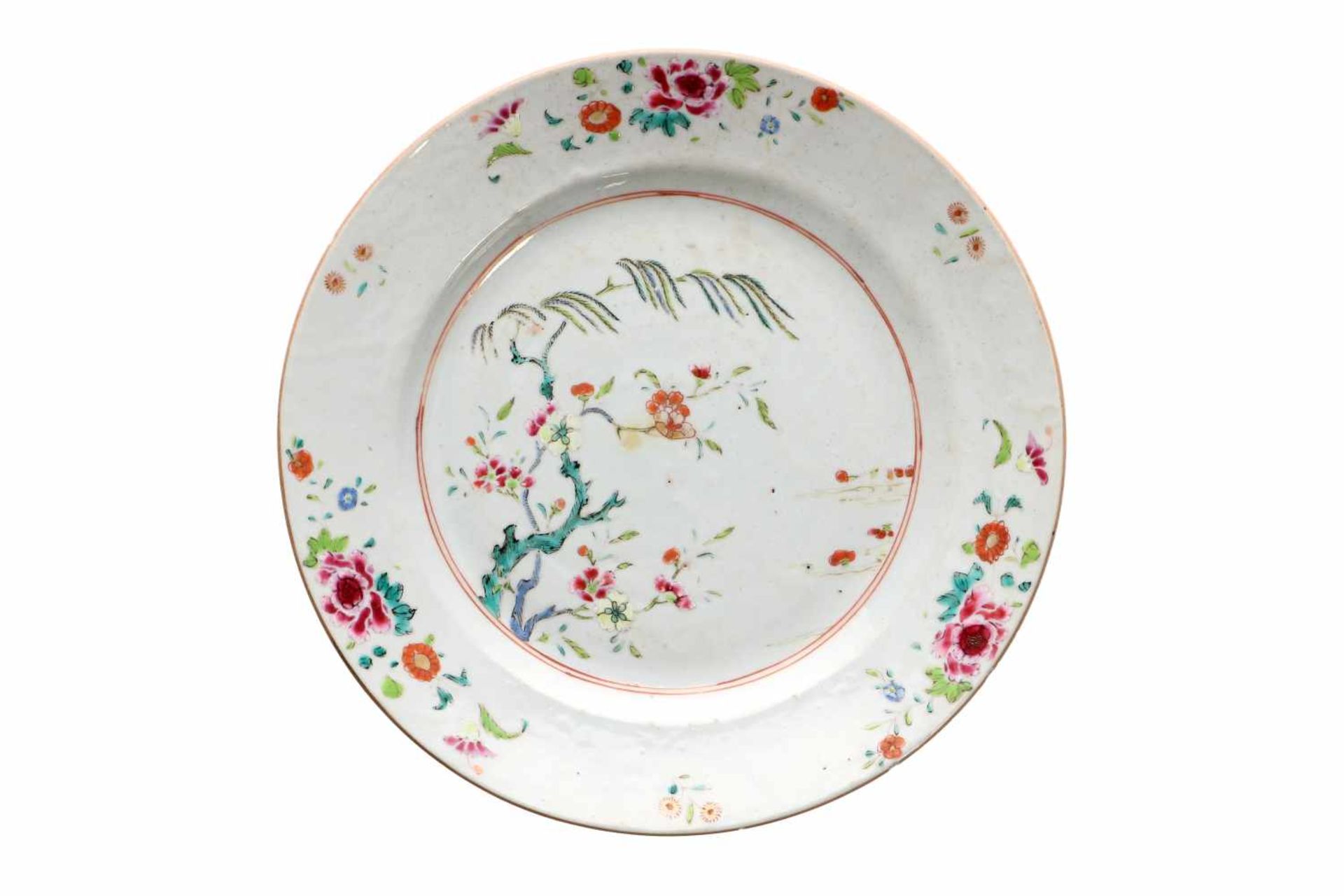 A set of five famille rose porcelain dishes, decorated with flower branches. Unmarked. China, - Bild 5 aus 8