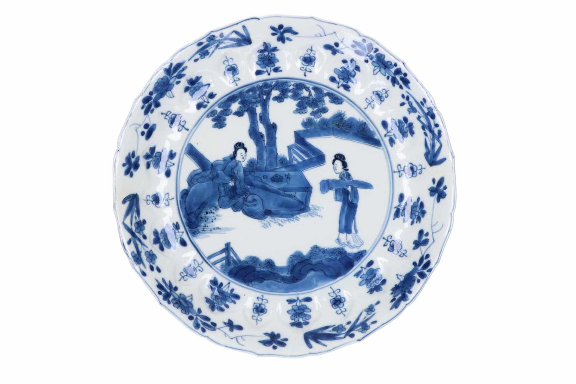 A blue and white porcelain dish with scalloped rim, decorated with ladies in a garden and flowers. - Bild 3 aus 5