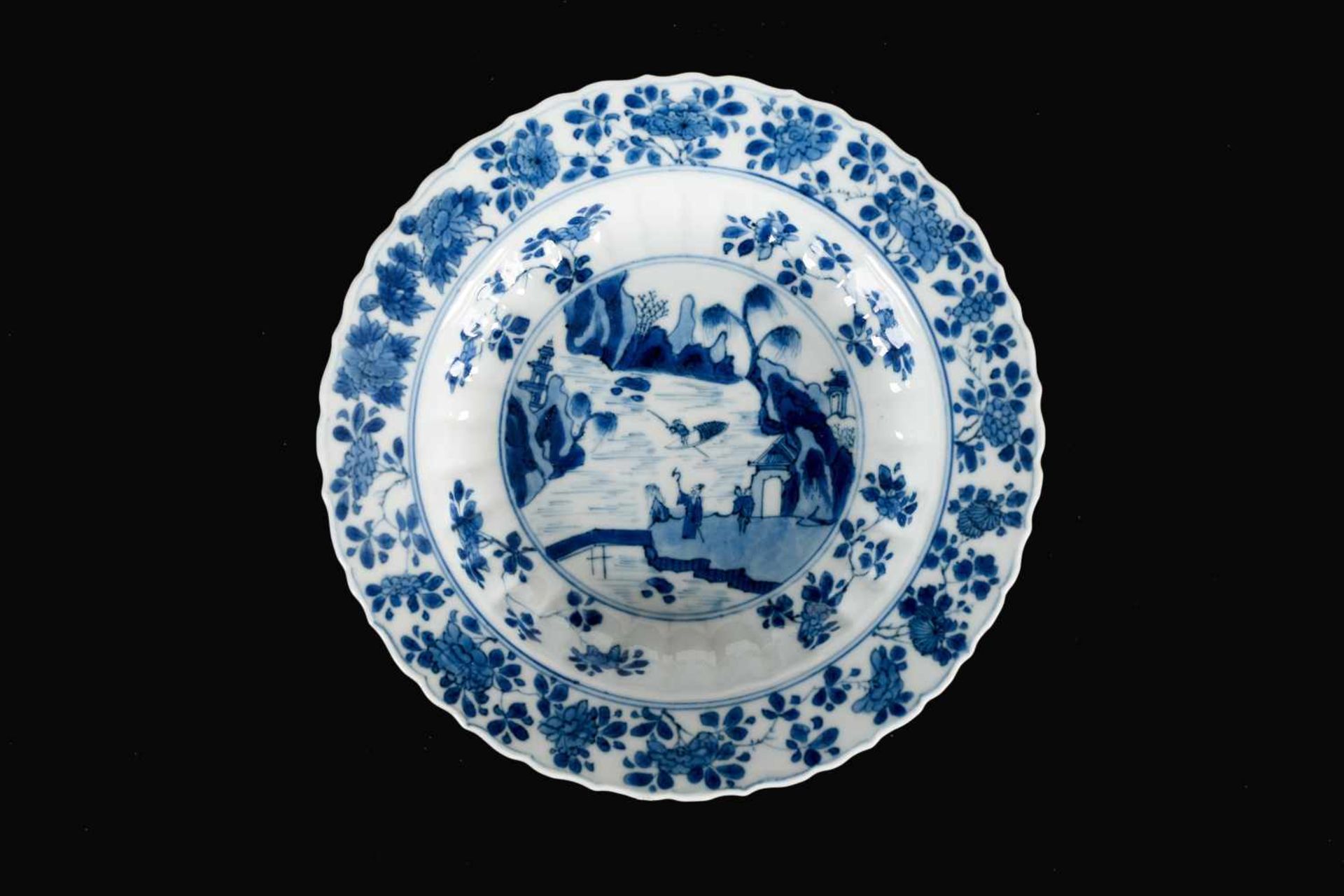 Lot of seven blue and white porcelain dishes with diverse decorations. All marked. China, Kangxi. - Bild 2 aus 12