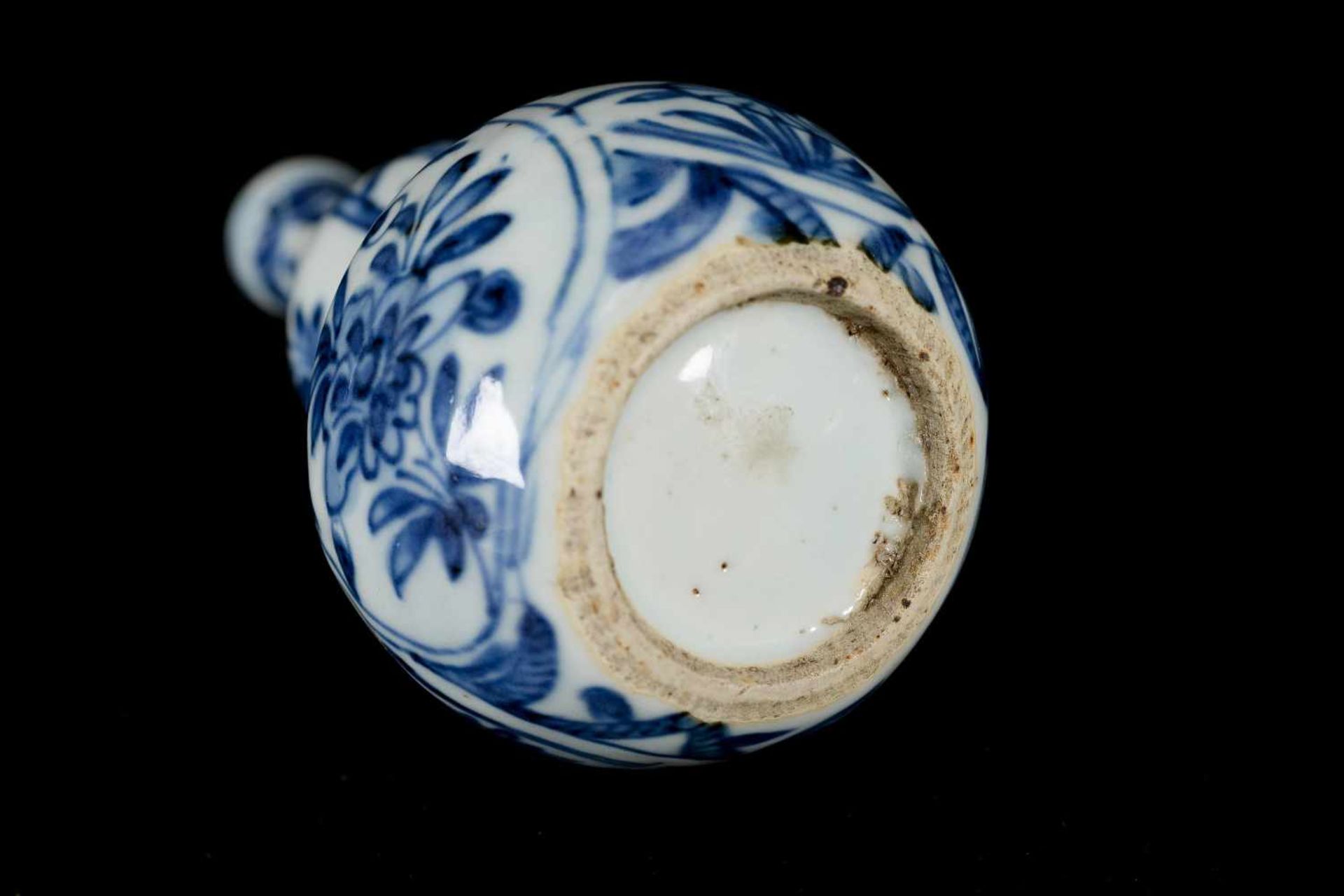 A blue and white porcelain gourd vase, decorated with flowers. Unmarked. China, Wanli. - Bild 7 aus 8