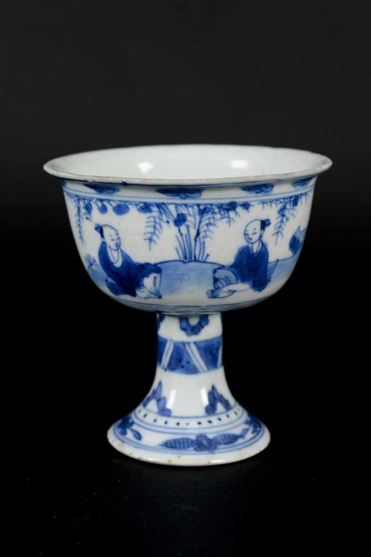 A blue and white porcelain stem cup, decorated with figures in landscape. Unmarked. China, - Bild 4 aus 6