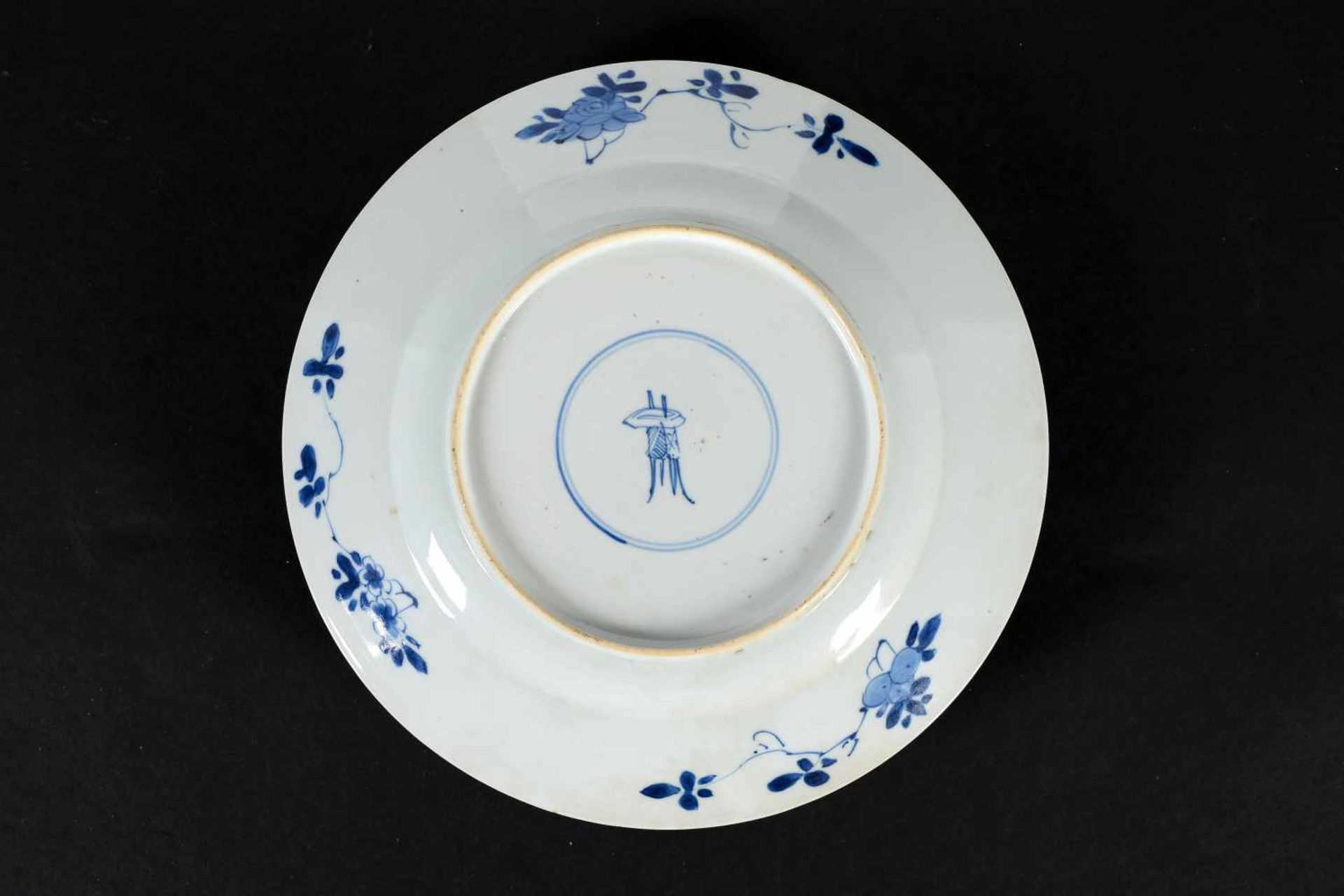 Lot of three blue and white porcelain dishes, 1) decorated with phoenixes and flowers. Unmarked. - Bild 5 aus 7