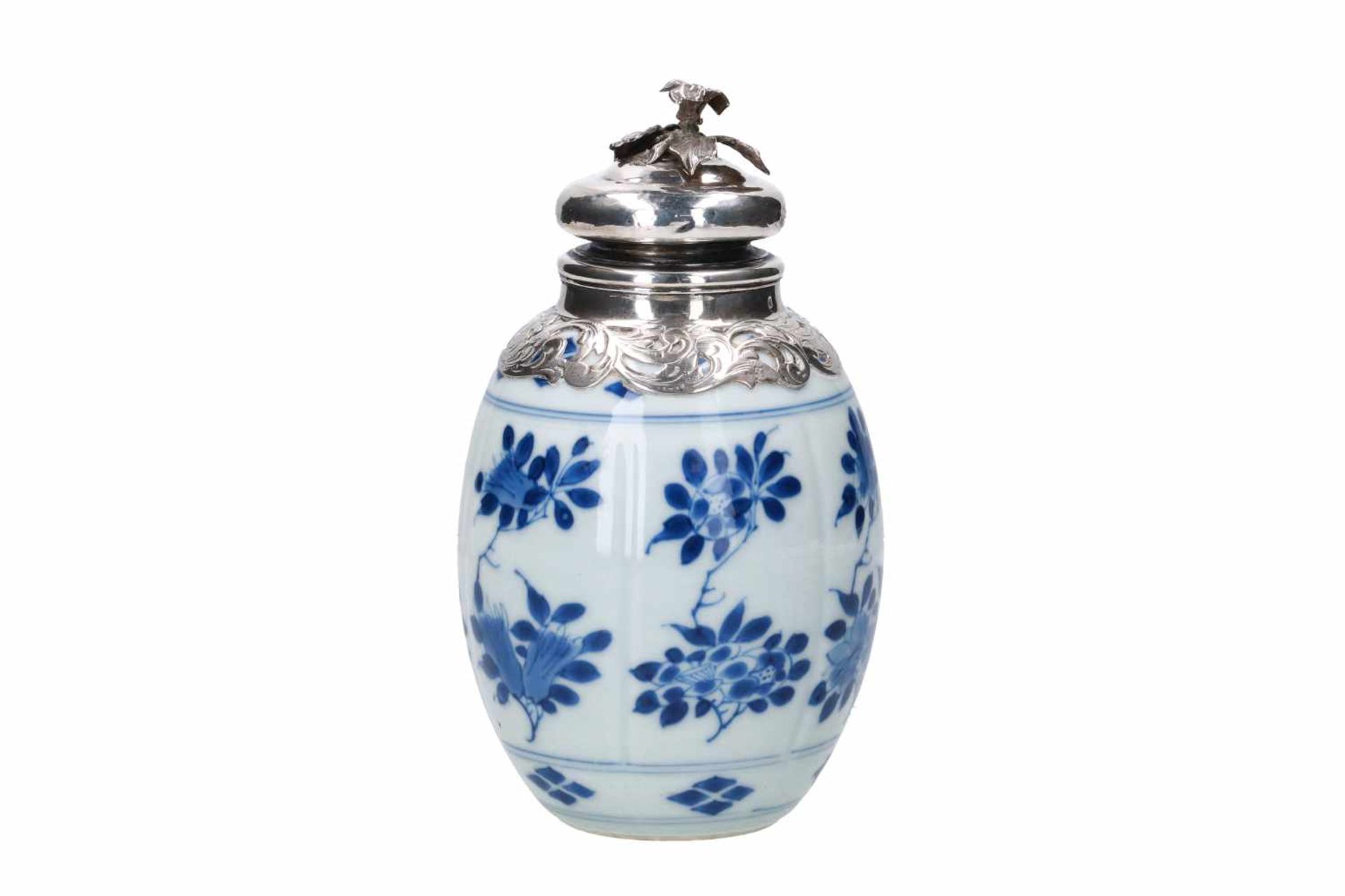 A blue and white porcelain tea caddy with 19th century silver mounting, decorated with flowers. - Bild 2 aus 6