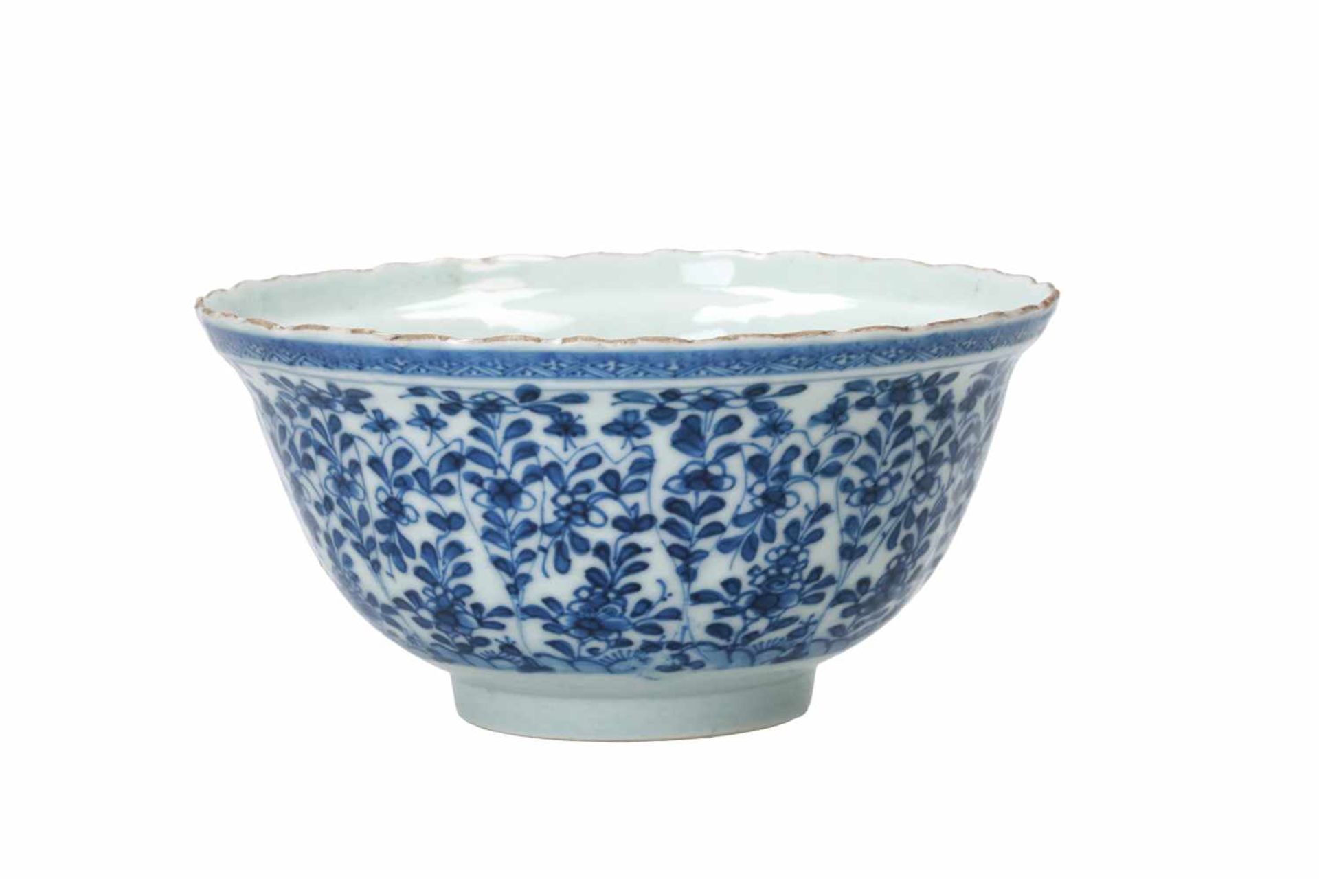 A ribbed blue and white porcelain bowl, decorated with flowers and figures in a garden. Unmarked. - Bild 3 aus 5