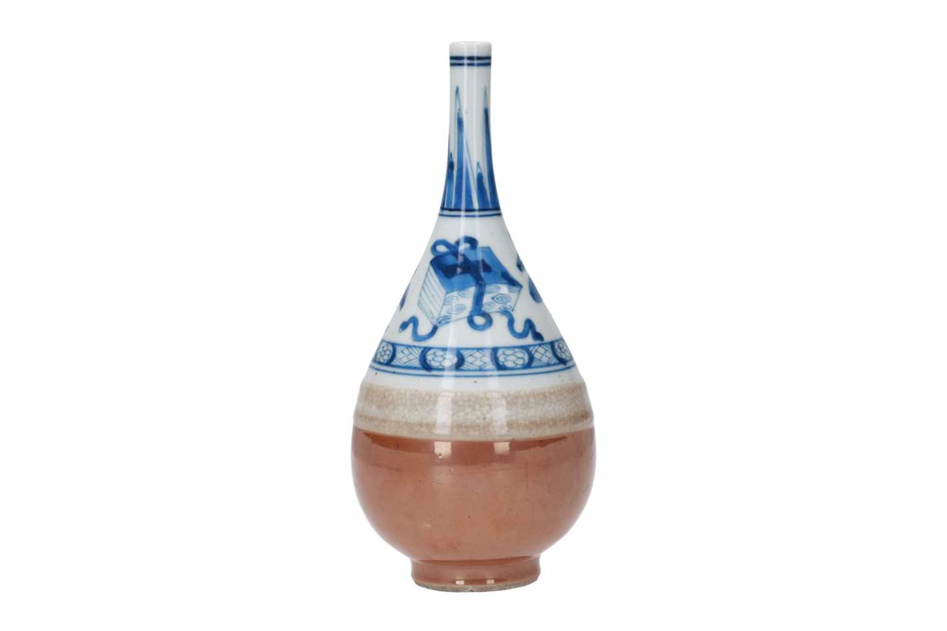A blue and white porcelain sprinkler vase, decorated with antiquities. The lower part with gold - Bild 2 aus 6