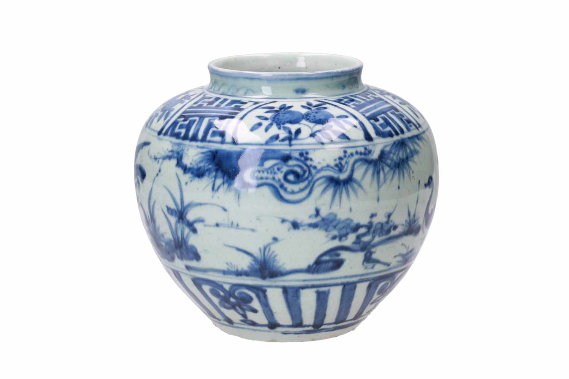 A blue and white porcelain jar, decorated with ducks, peaches and flowers. Unmarked. China, Wanli. - Bild 4 aus 7