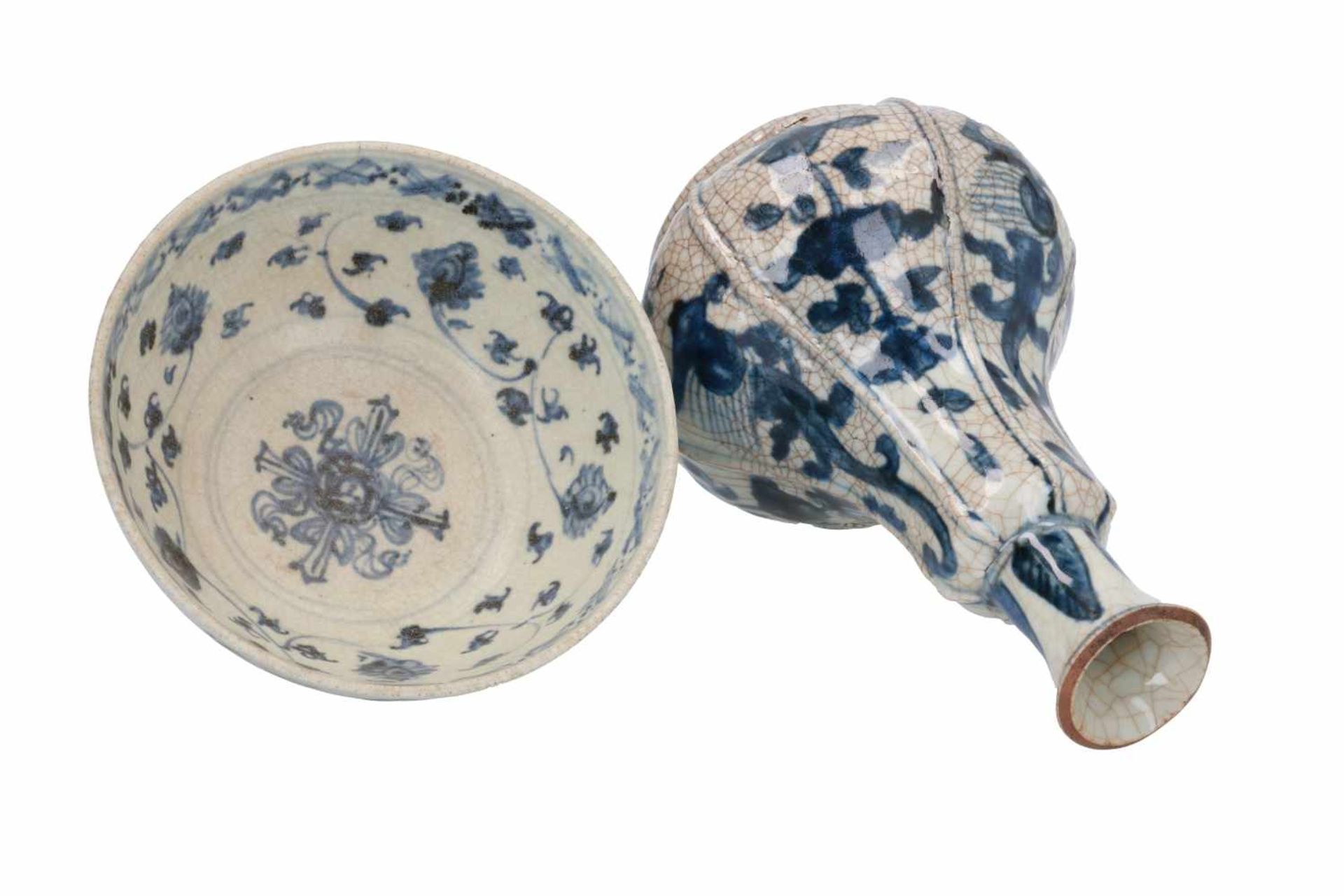 A blue and white porcelain bowl, decorated with flowers. Unmarked. China, early Ming, 15th - Image 3 of 5