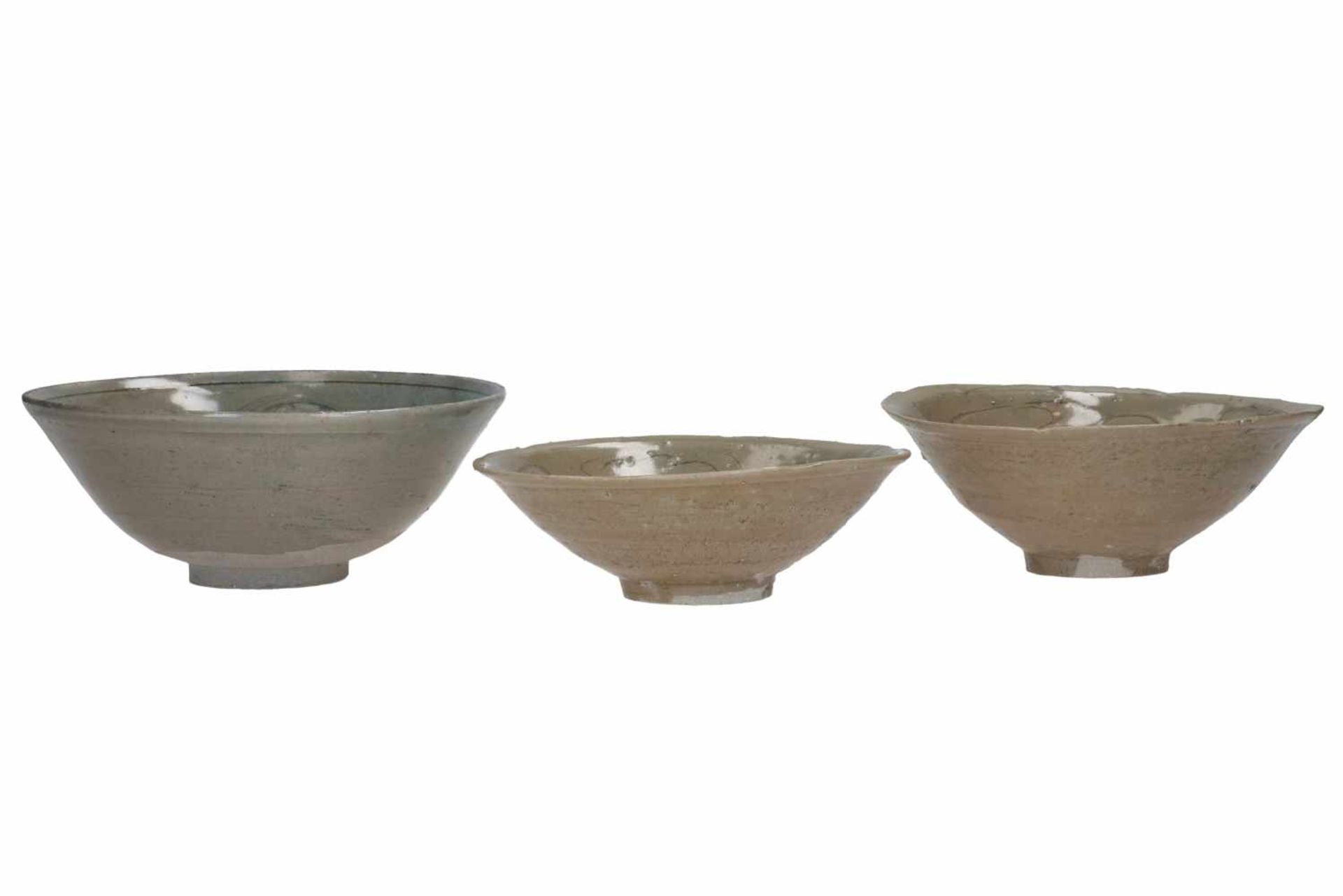 Lot of three celadon glazed bowls with abstract decor of clouds or flowers. Unmarked. China, Song. - Bild 2 aus 8