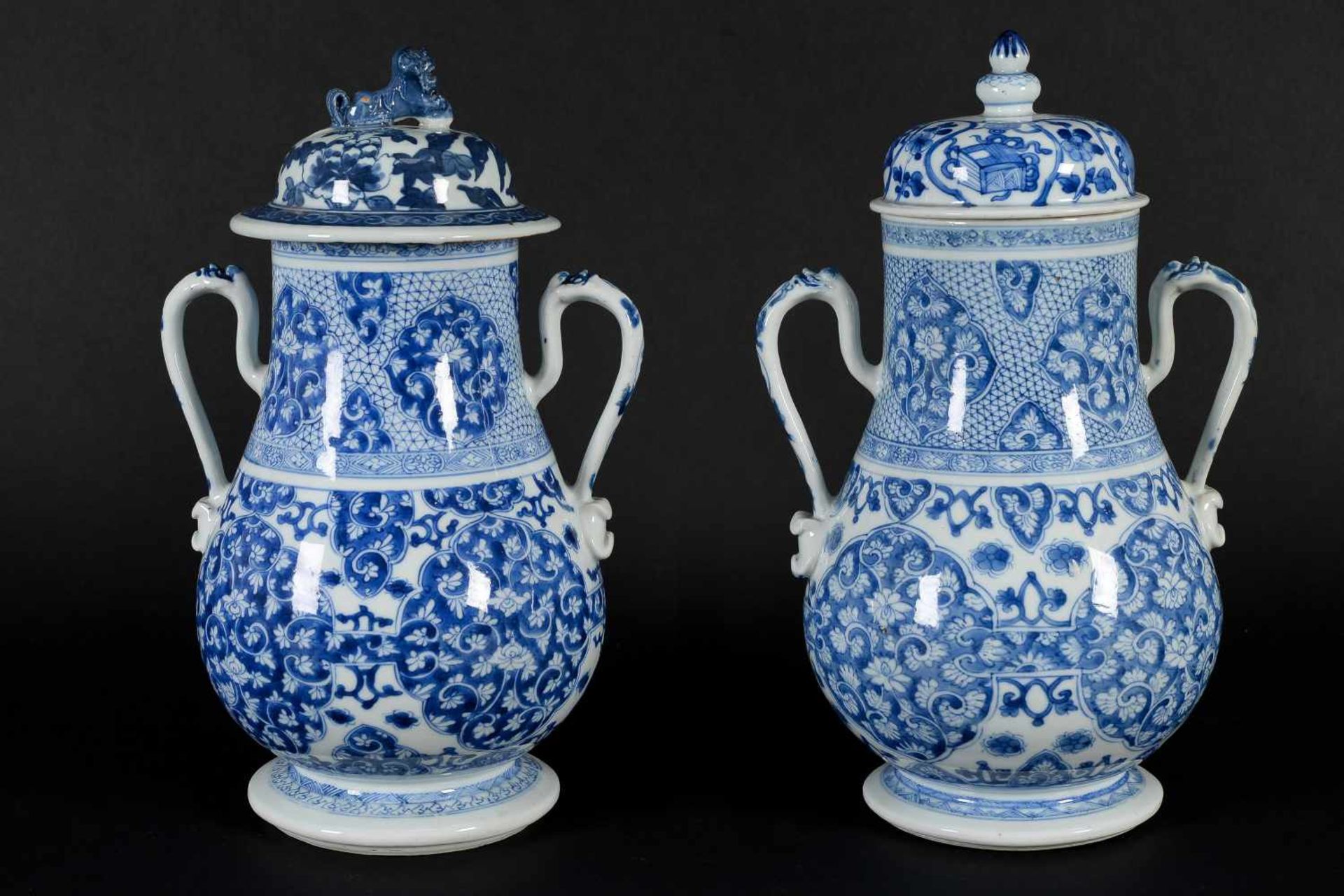A pair of blue and white porcelain vases with two handles. Unmarked. Covers associated. China, - Bild 11 aus 13