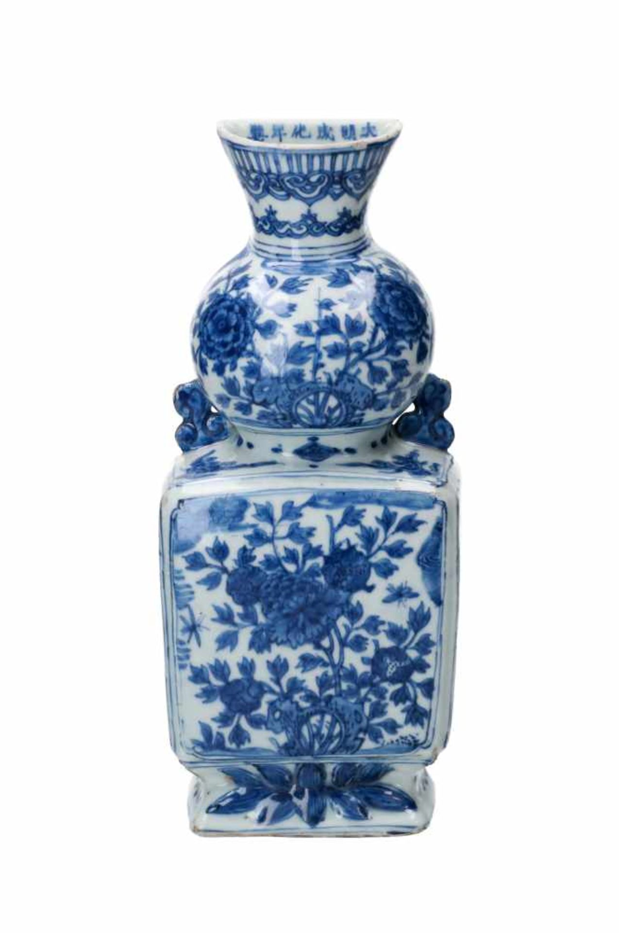 A blue and white porcelain wall vase, decorated with flowers, butterflies and censers. Marked with - Bild 2 aus 10