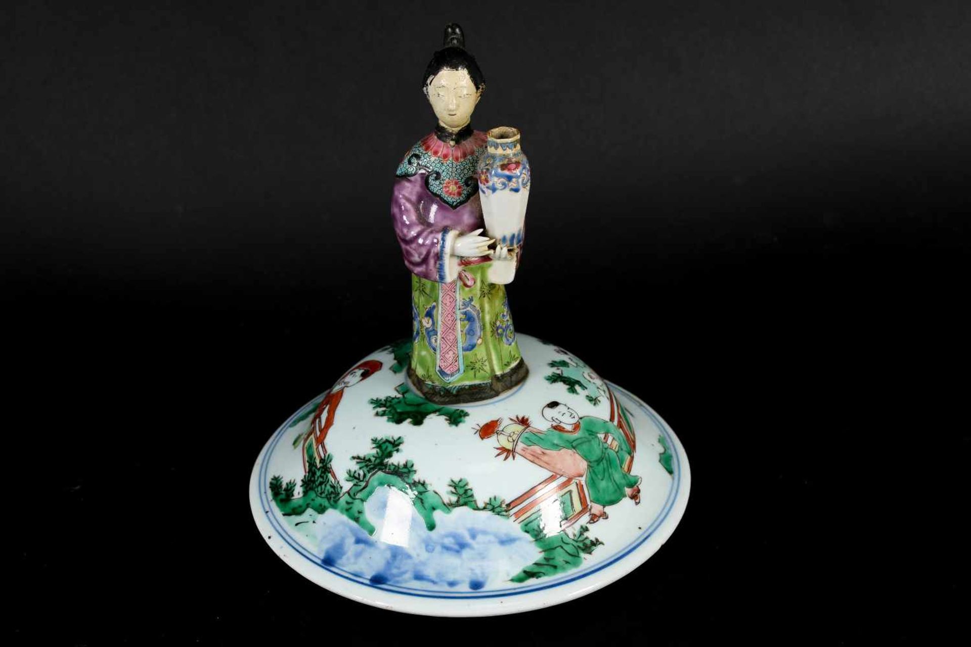 A Wucai porcelain lidded jar, decorated with a court scene. The cover with little boys and grip in - Bild 8 aus 15