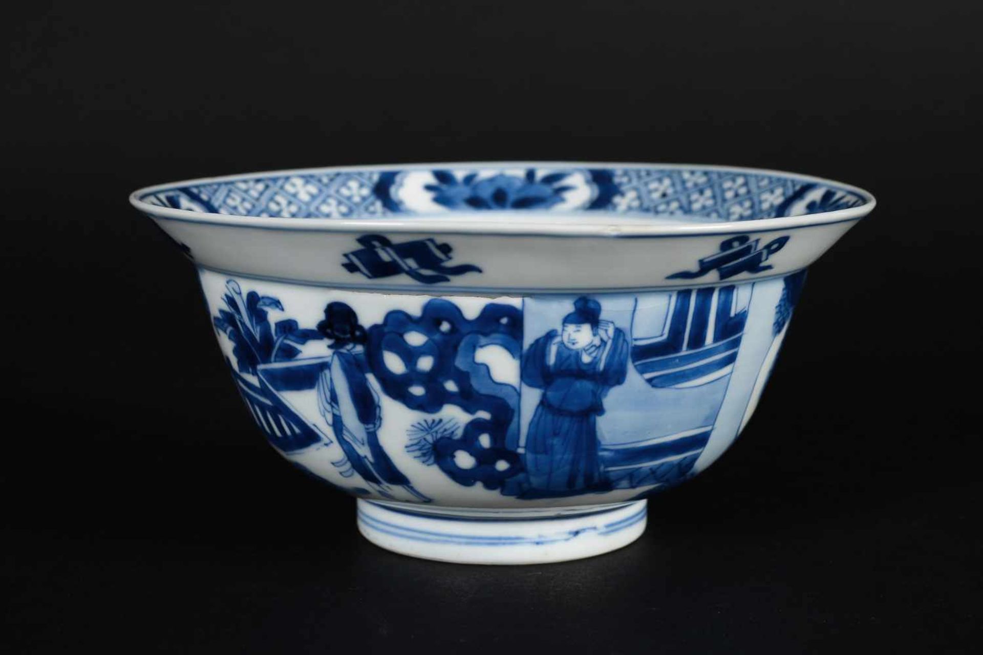 A pair of blue and white porcelain bowls, decorated with figures on a terrace, little boys and - Bild 6 aus 20