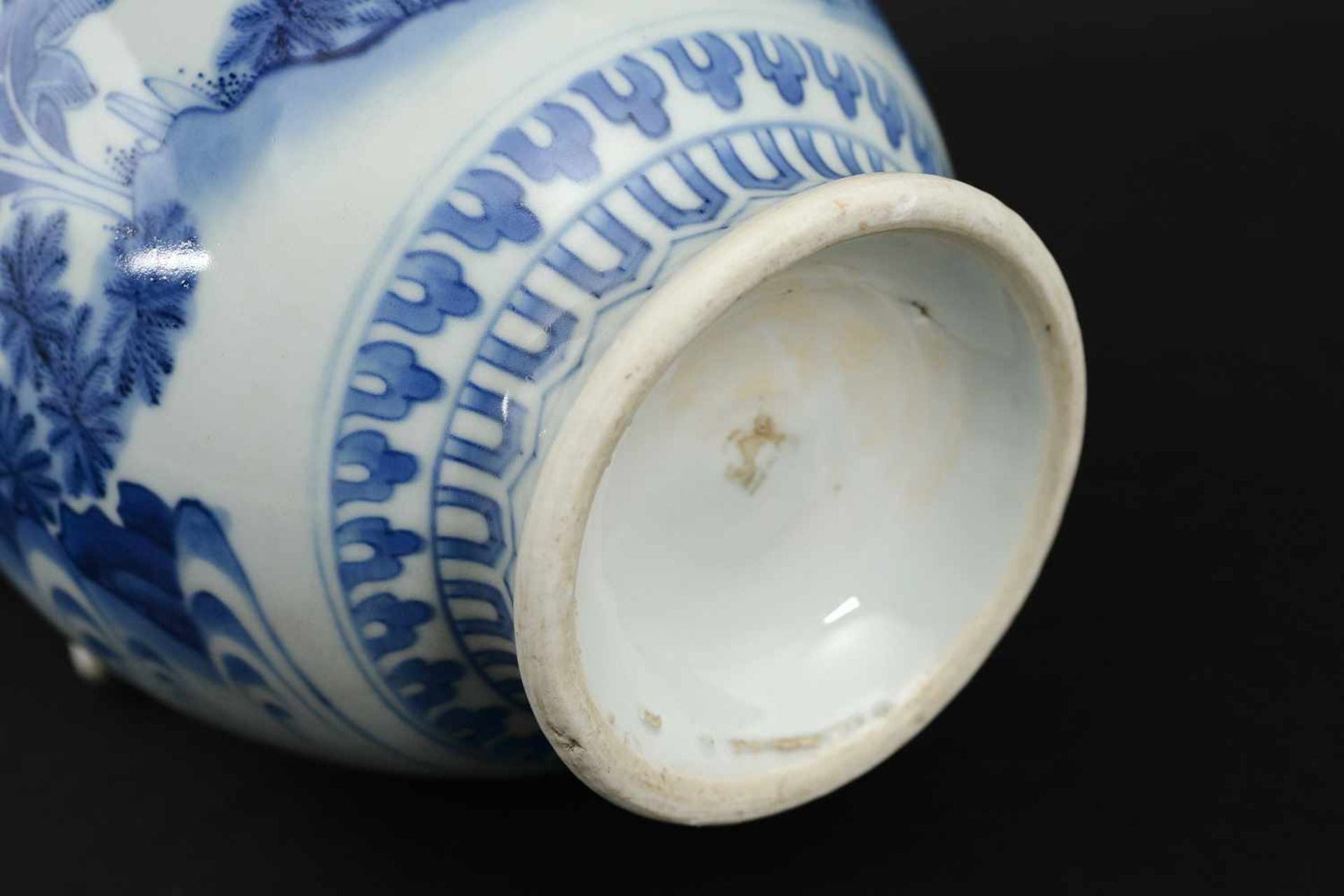 A blue and white porcelain jug, decorated with figures, a river landscape and flowers. Unmarked. - Bild 6 aus 9