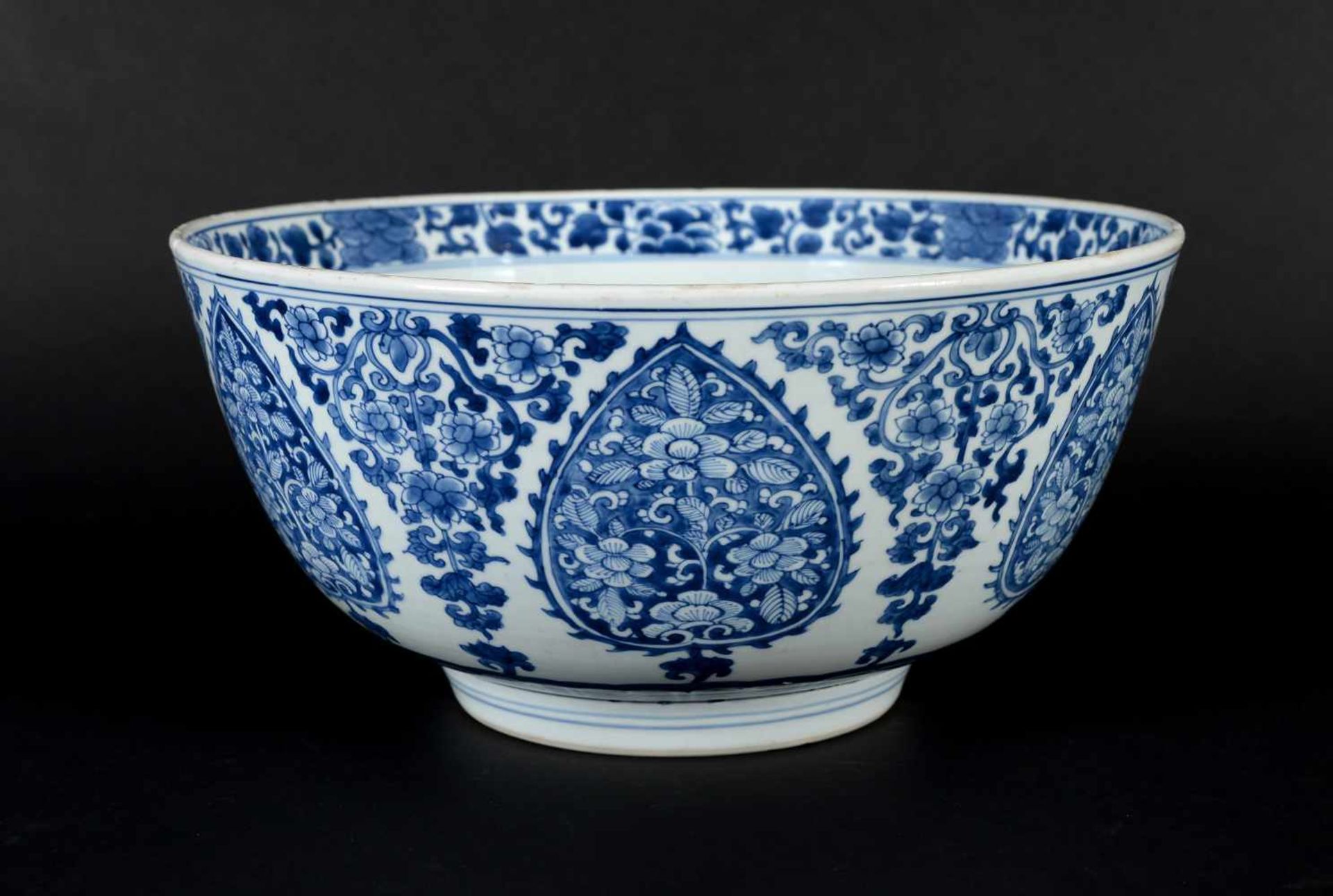 A blue and white porcelain bowl, decorated with flowers. Marked with symbol. China, Kangxi. - Image 3 of 8