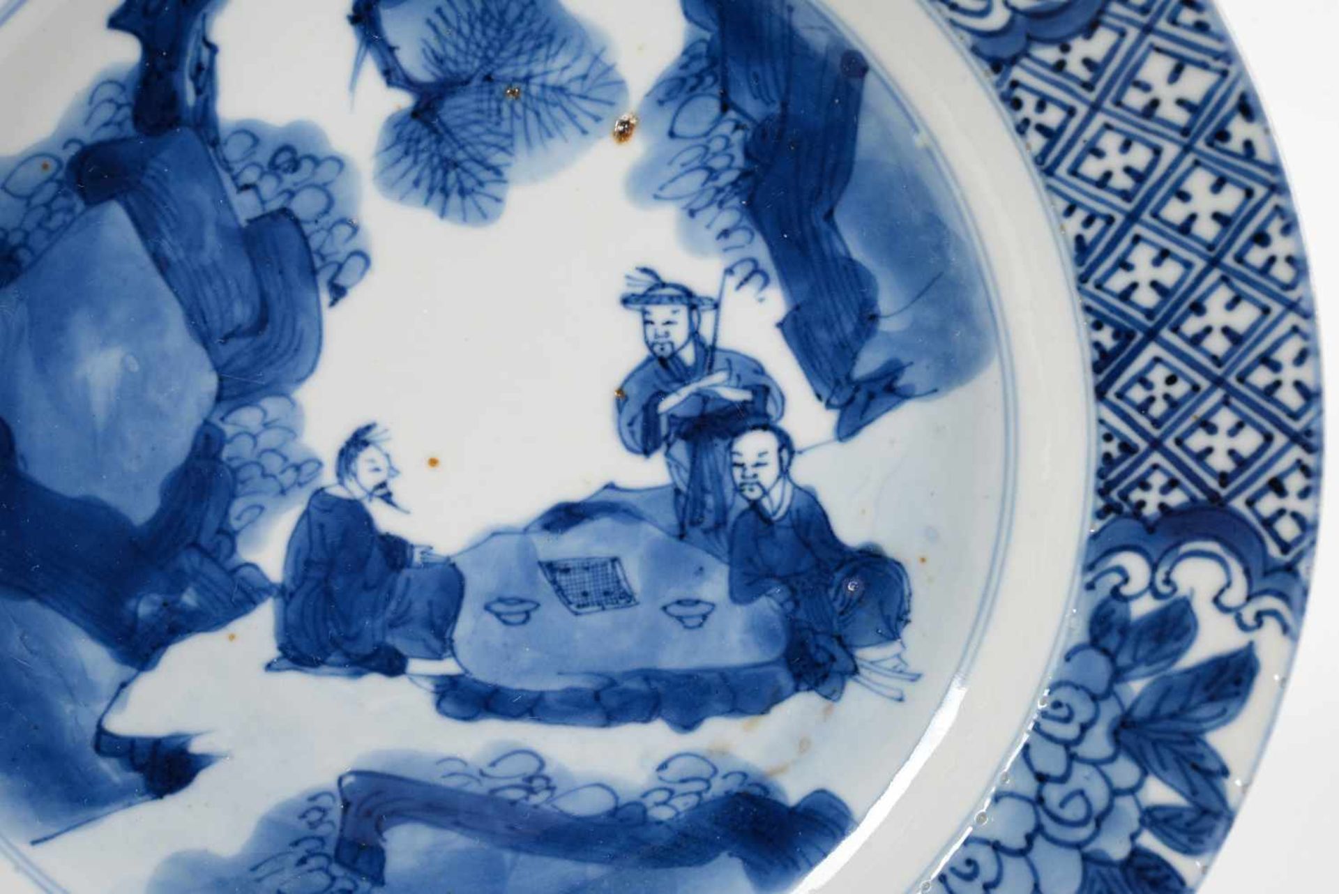Two blue and white porcelain dishes, decorated with figures in a garden. Marked with 4-character - Bild 5 aus 11