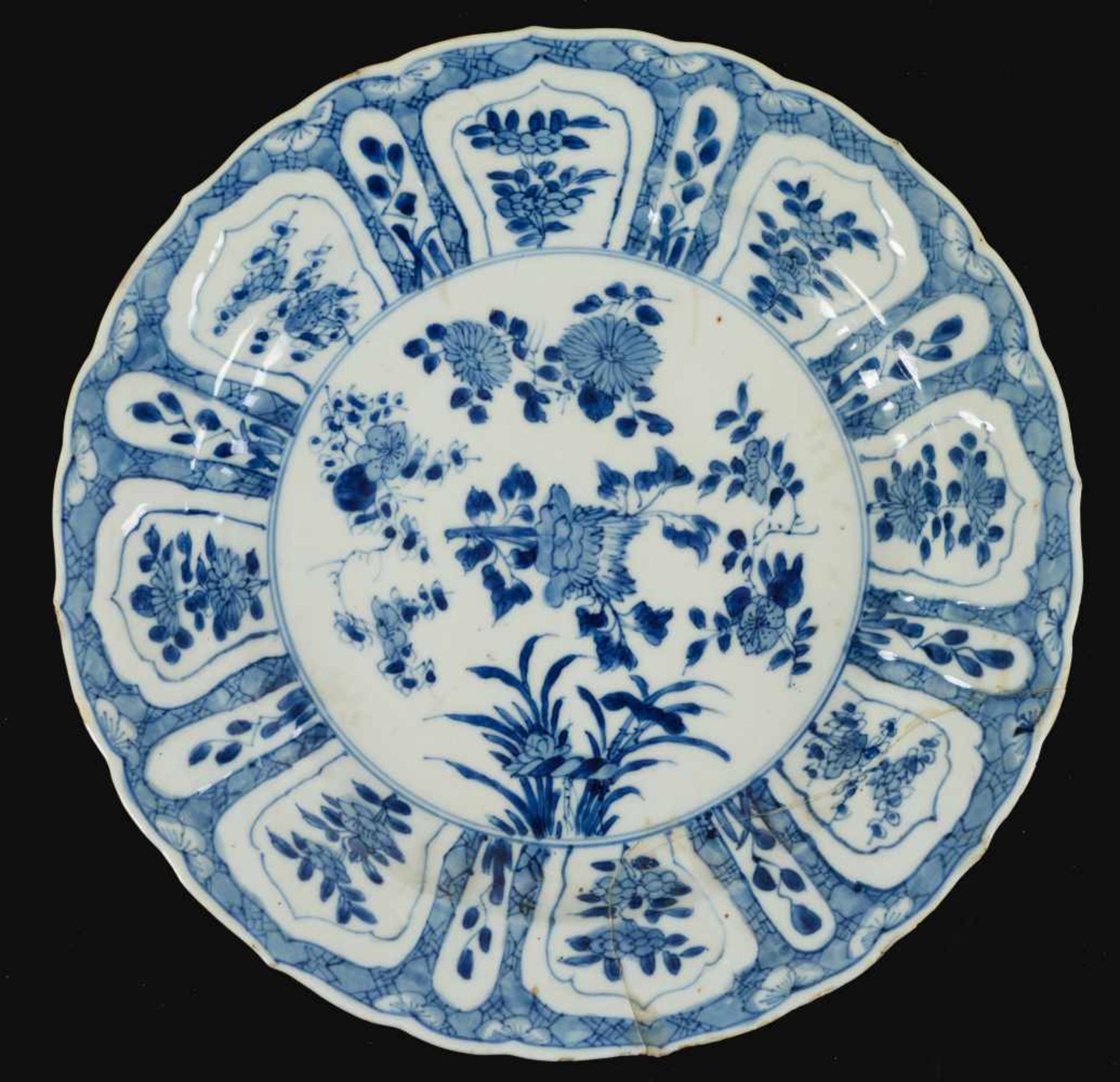 A set of three blue and white porcelain dishes, decorated with flowers. Marked with 6-character mark - Bild 2 aus 9