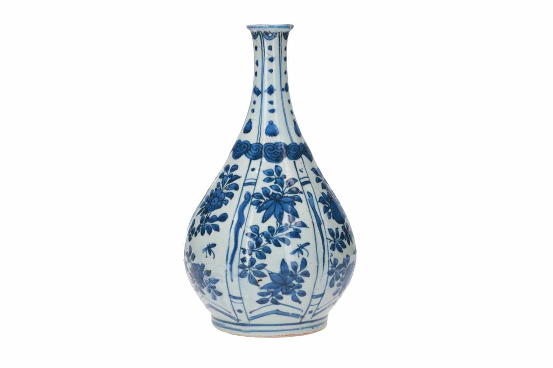 A lobed blue and white porcelain vase, decorated with flowers and fruits. Unmarked. China, Wanli. - Bild 2 aus 7