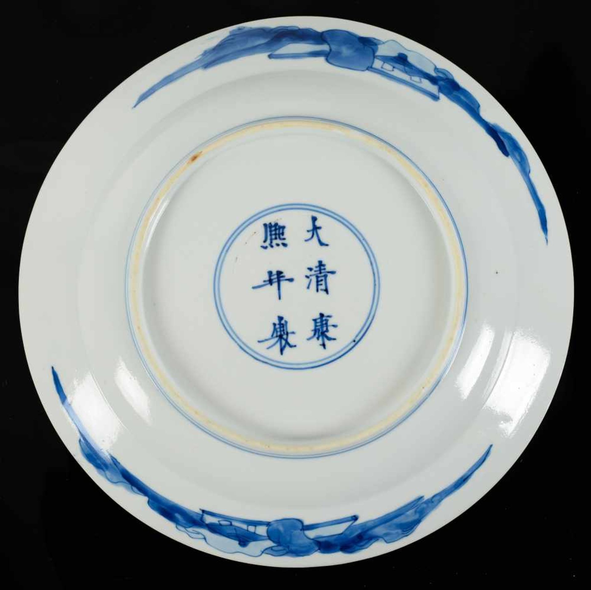 Lot of five blue and white porcelain dishes, decorated with long Elizas in a garden. Marked. - Bild 7 aus 11