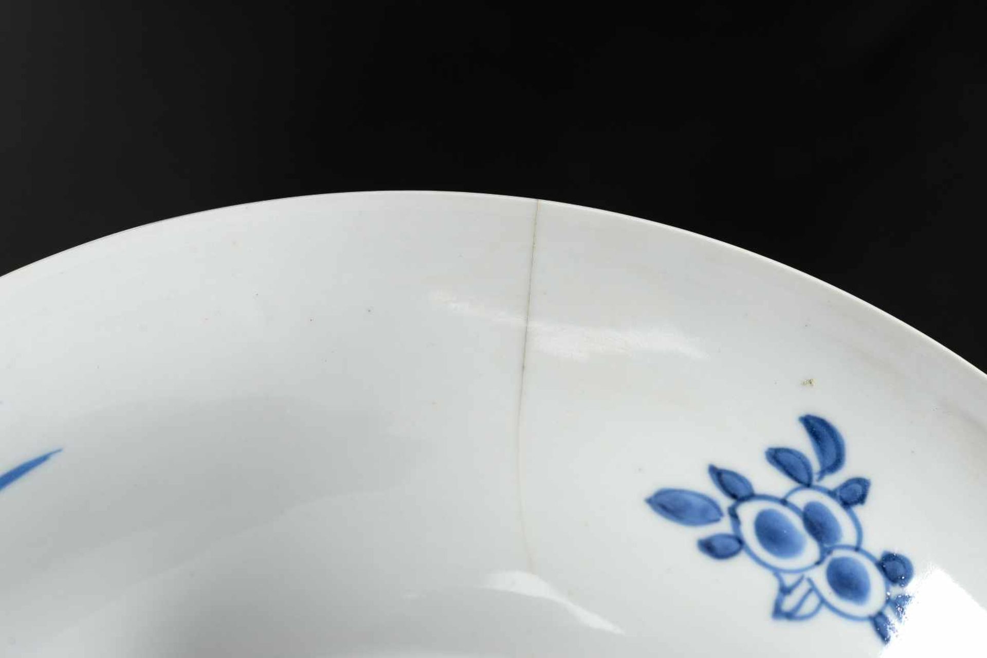 A blue and white porcelain charger with scalloped rim, decorated with flowers. Marked with 6- - Bild 8 aus 11