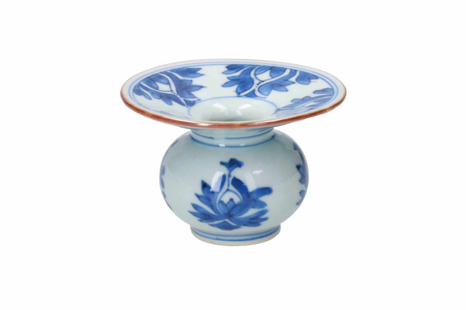 A blue and white porcelain cuspidor, decorated with flowers. Unmarked. China, Kangxi. Provenance: - Bild 2 aus 5