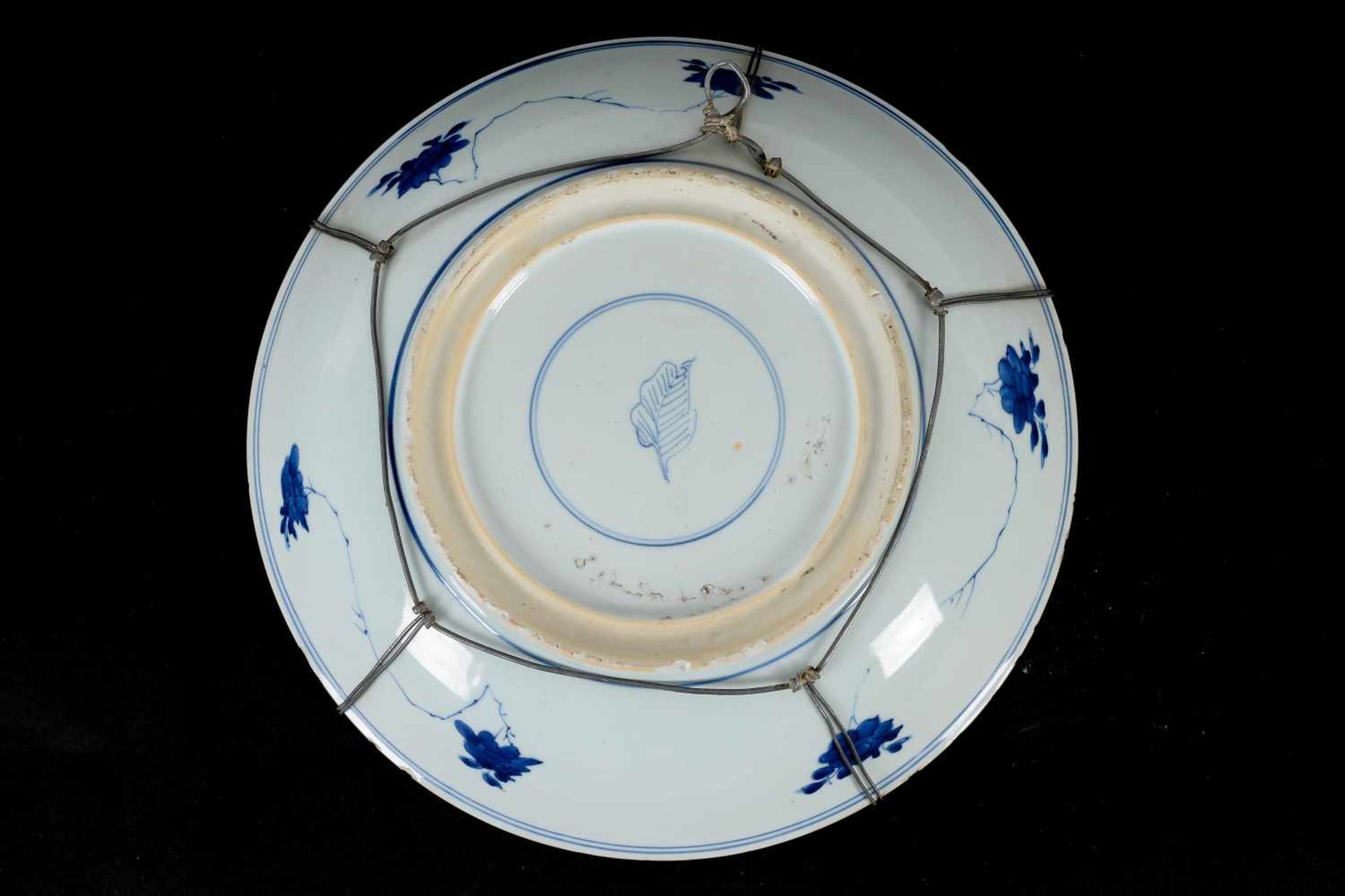 A blue and white porcelain deep charger, decorated with flowers. Marked with artemisia leaf. - Bild 2 aus 4