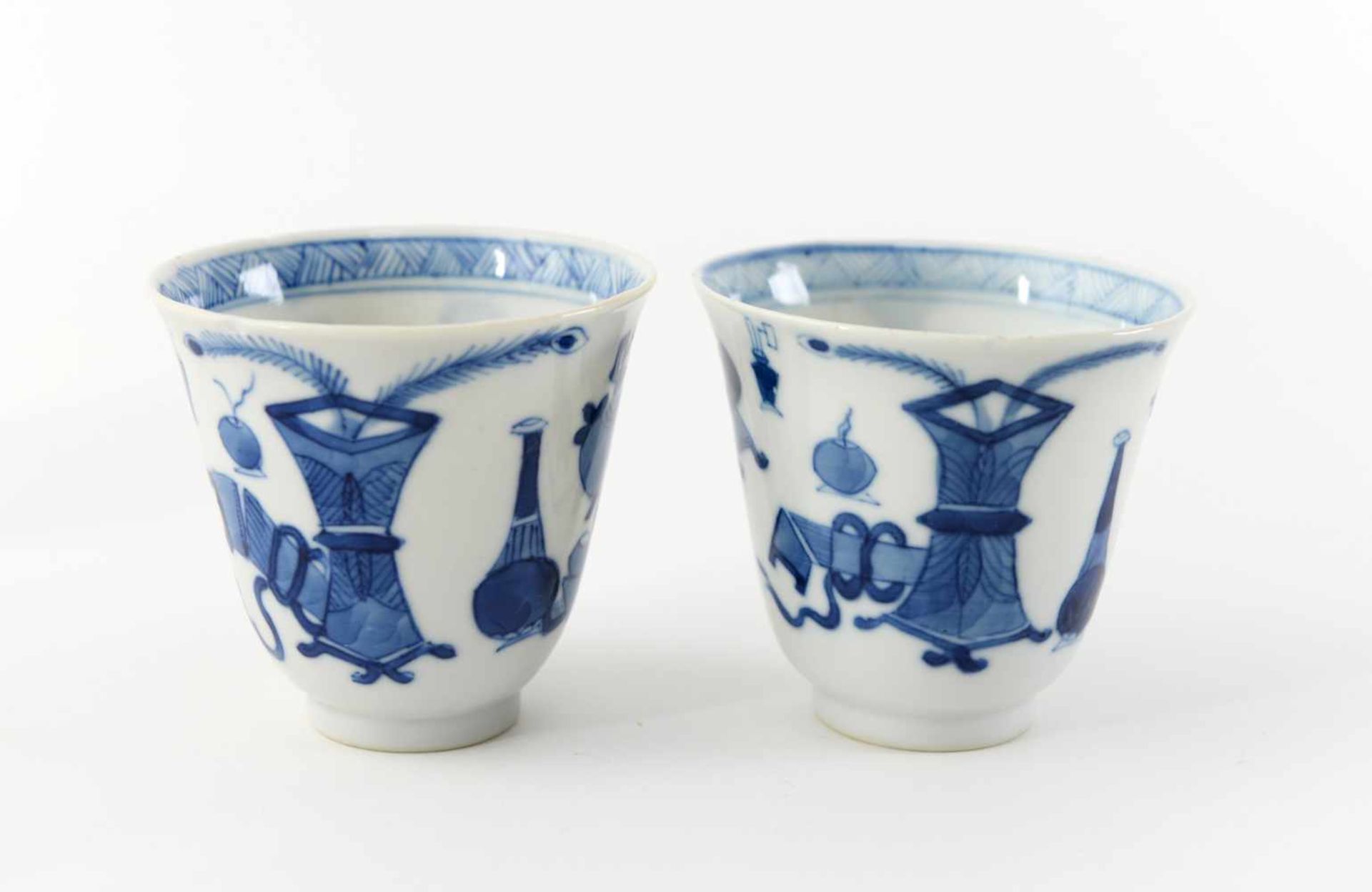 A set of six blue and white porcelain cups with saucers, decorated with antiquities and flowers. - Bild 13 aus 13