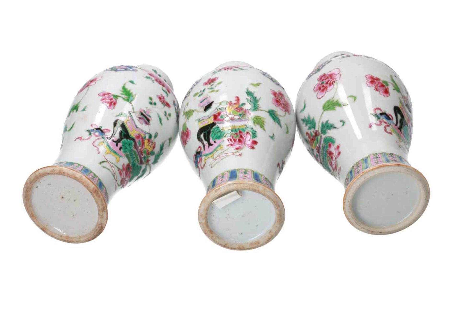 A five-piece famille rose porcelain garniture, decorated with flowers and antiquities. Unmarked. - Bild 5 aus 12