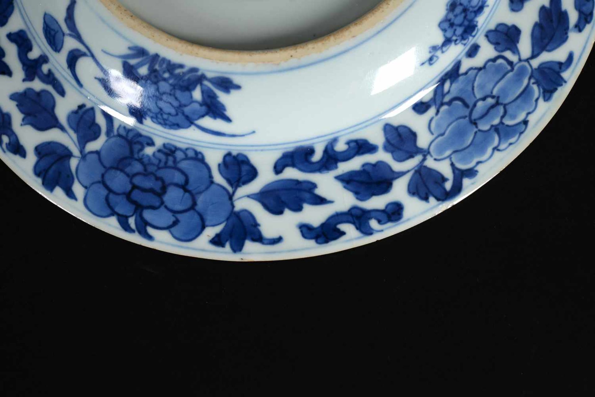 A blue and white porcelain dish with elevated center, decorated with figures and flowers. - Bild 3 aus 5