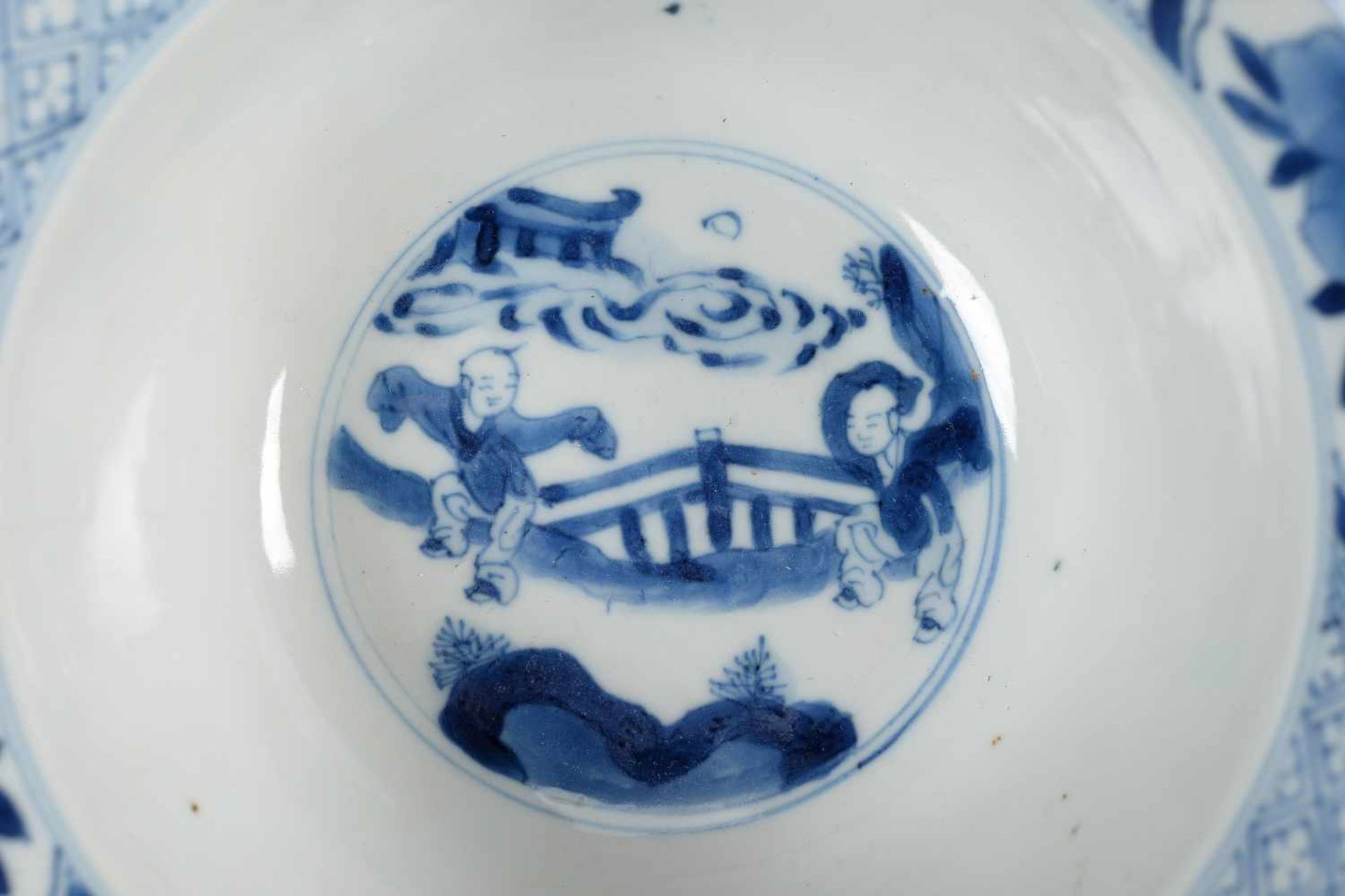 A pair of blue and white porcelain bowls, decorated with figures on a terrace, little boys and - Bild 17 aus 20