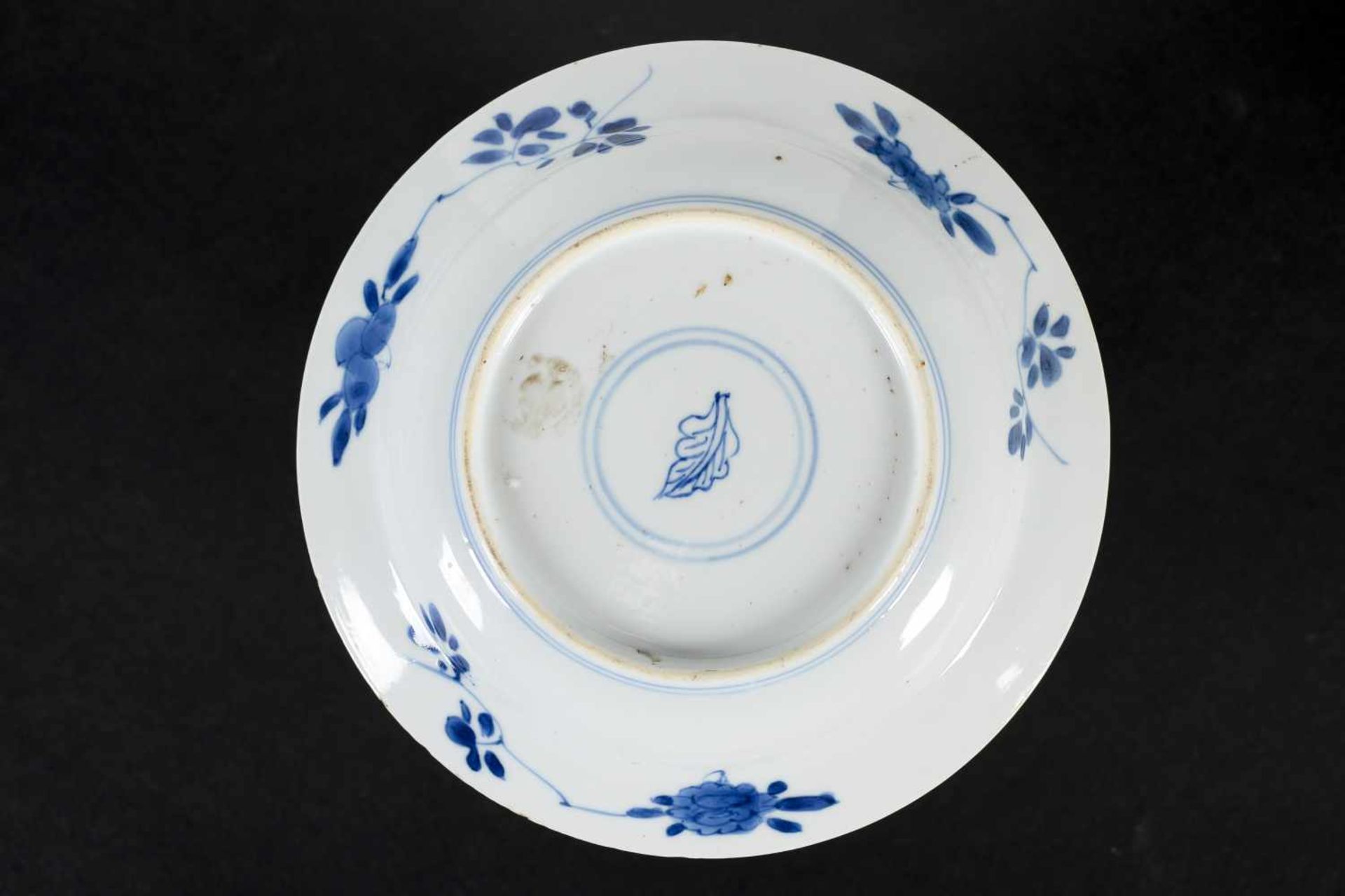 A blue and white Chine de Commande porcelain deep saucer, decorated with figures and flowers. Marked - Bild 2 aus 4