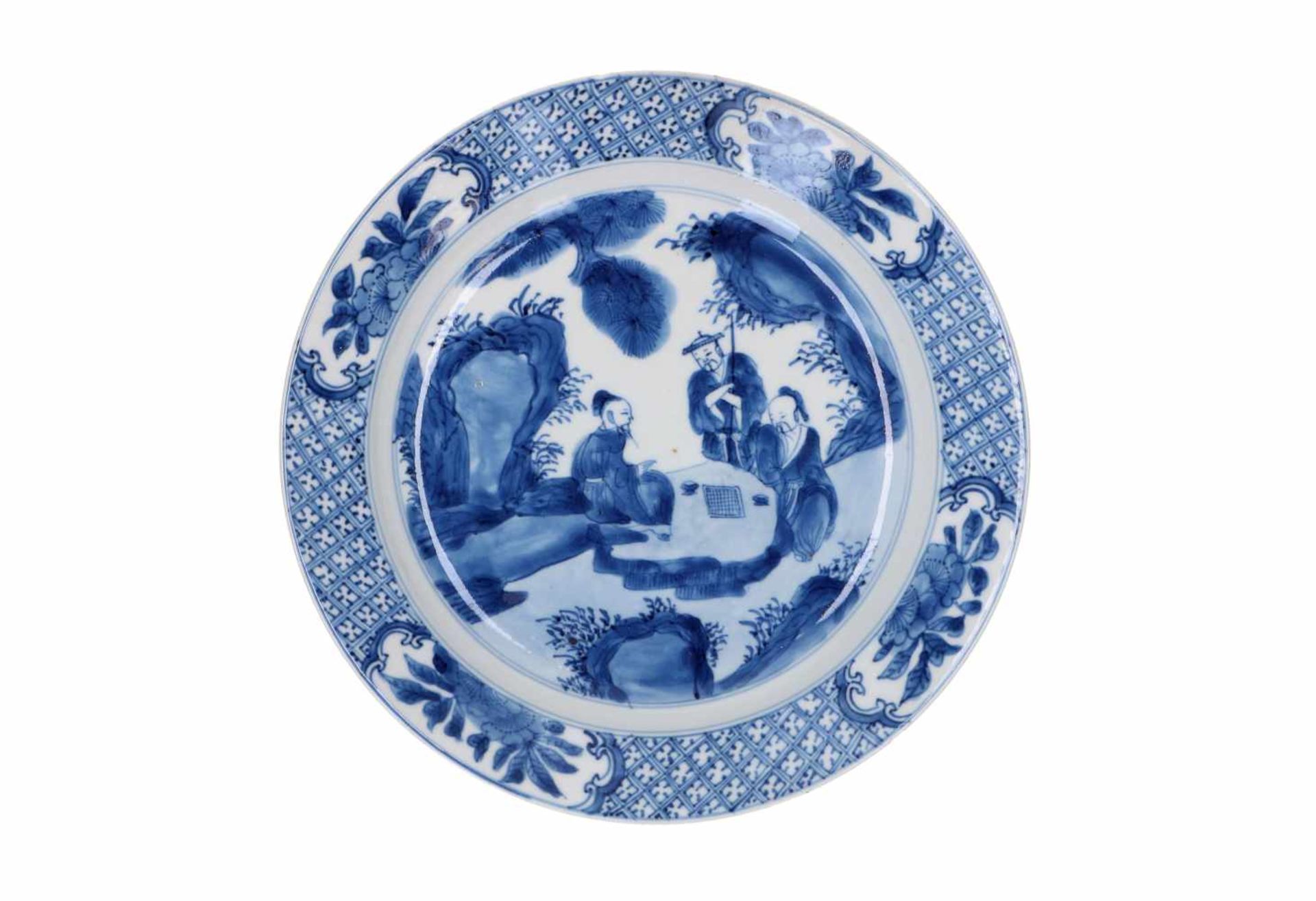 Two blue and white porcelain dishes, decorated with figures in a garden. Marked with 4-character - Bild 2 aus 11