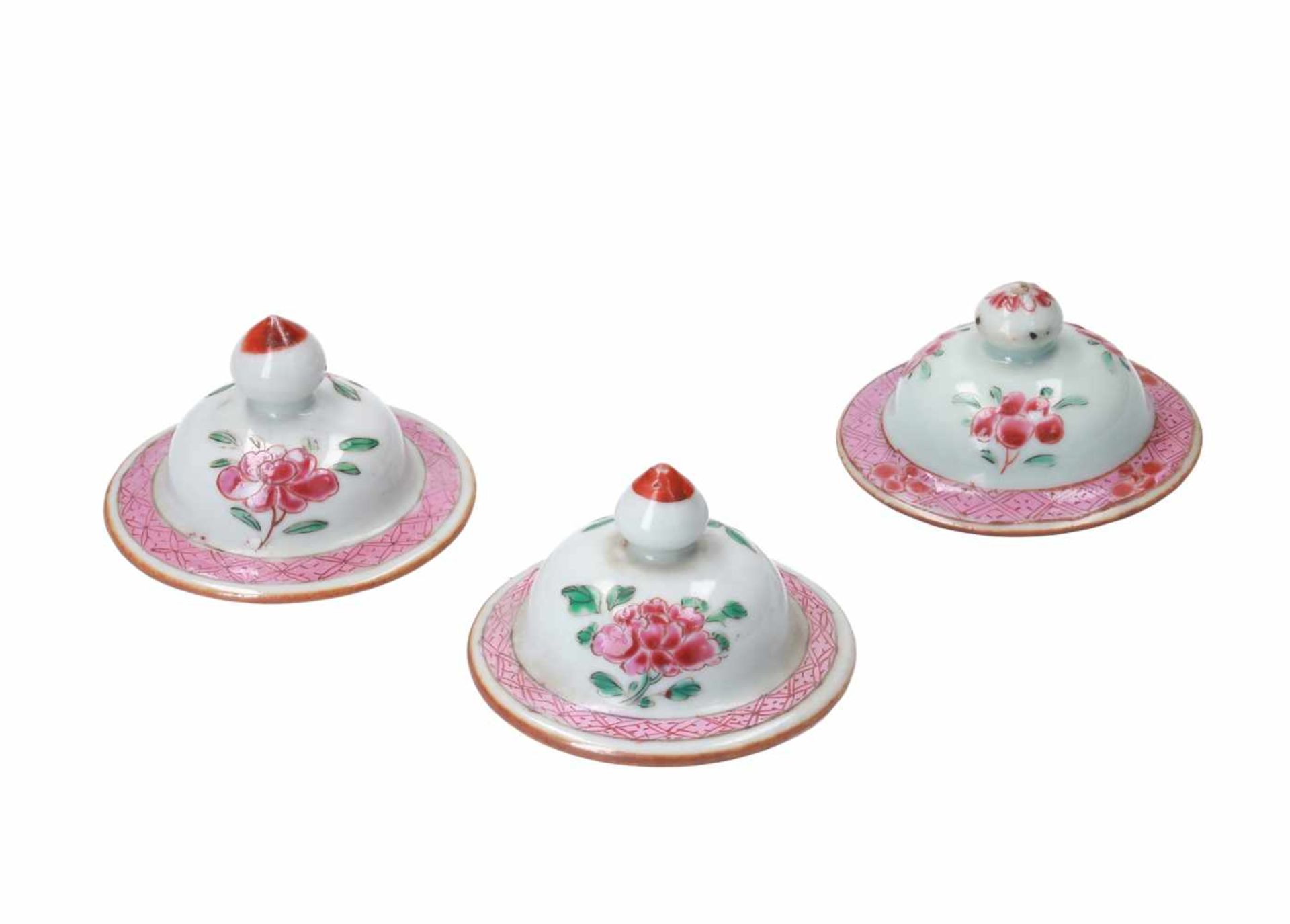 A five-piece famille rose porcelain garniture, decorated with flowers and antiquities. Unmarked. - Bild 11 aus 12